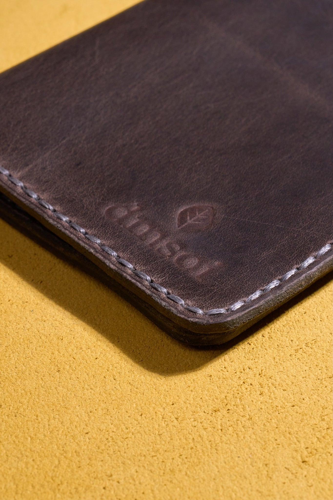 Gri El Yapımı Deri Erkek Cüzdanı – Özenle Üretilmiş, Hediye ve Günlük Kullanım İçin İdeal