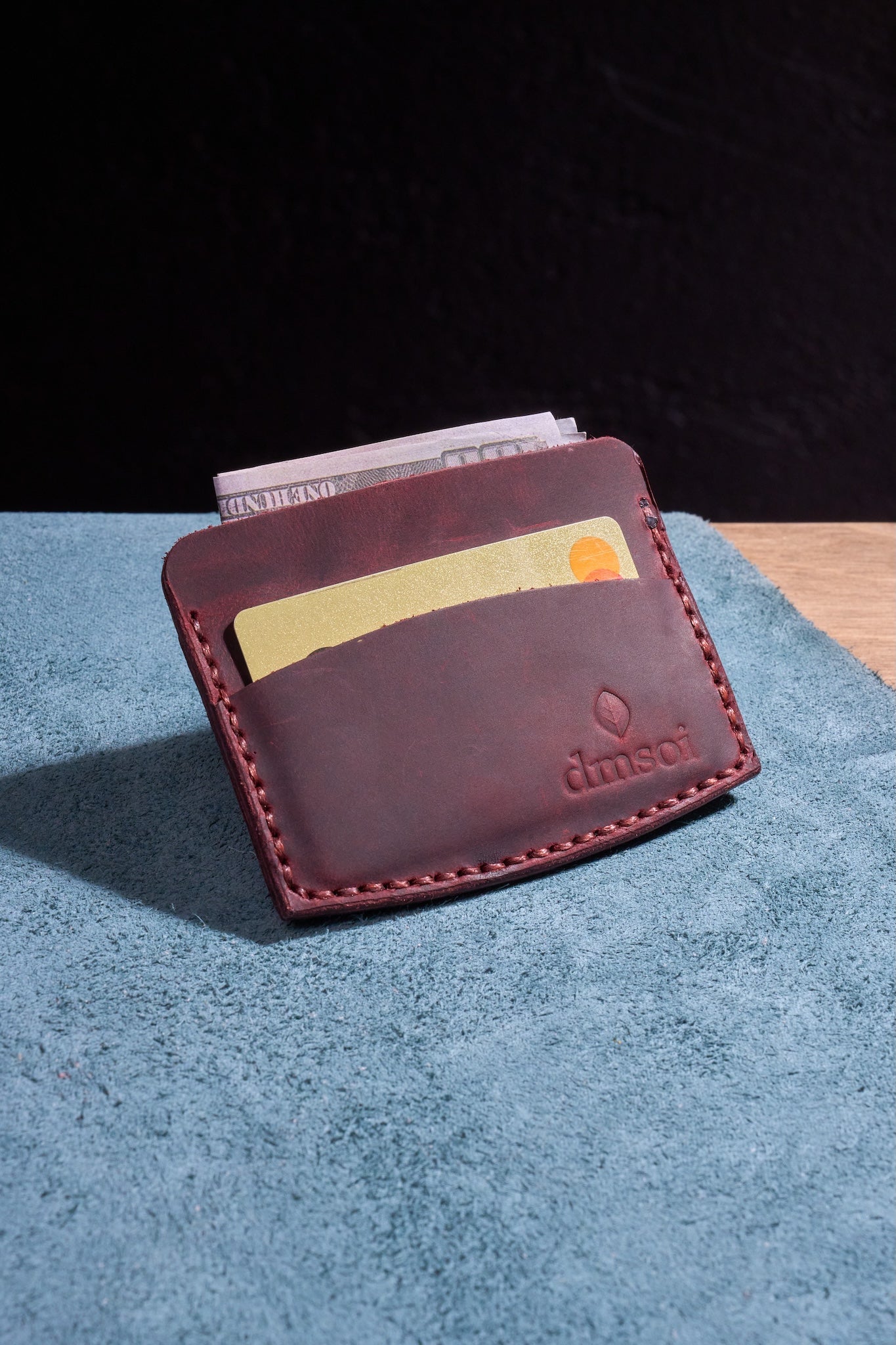 Bordo El Yapımı Minimalist Deri Kartlık Cüzdan – %100 Dana Derisi – Erkekler ve Kadınlar İçin Birinci Sınıf İnce El Yapımı Cüzdan – Makine Kullanılmadan Üretilmiş El İşçiliği – Dayanıklı Günlük Kullanım Kartlığı