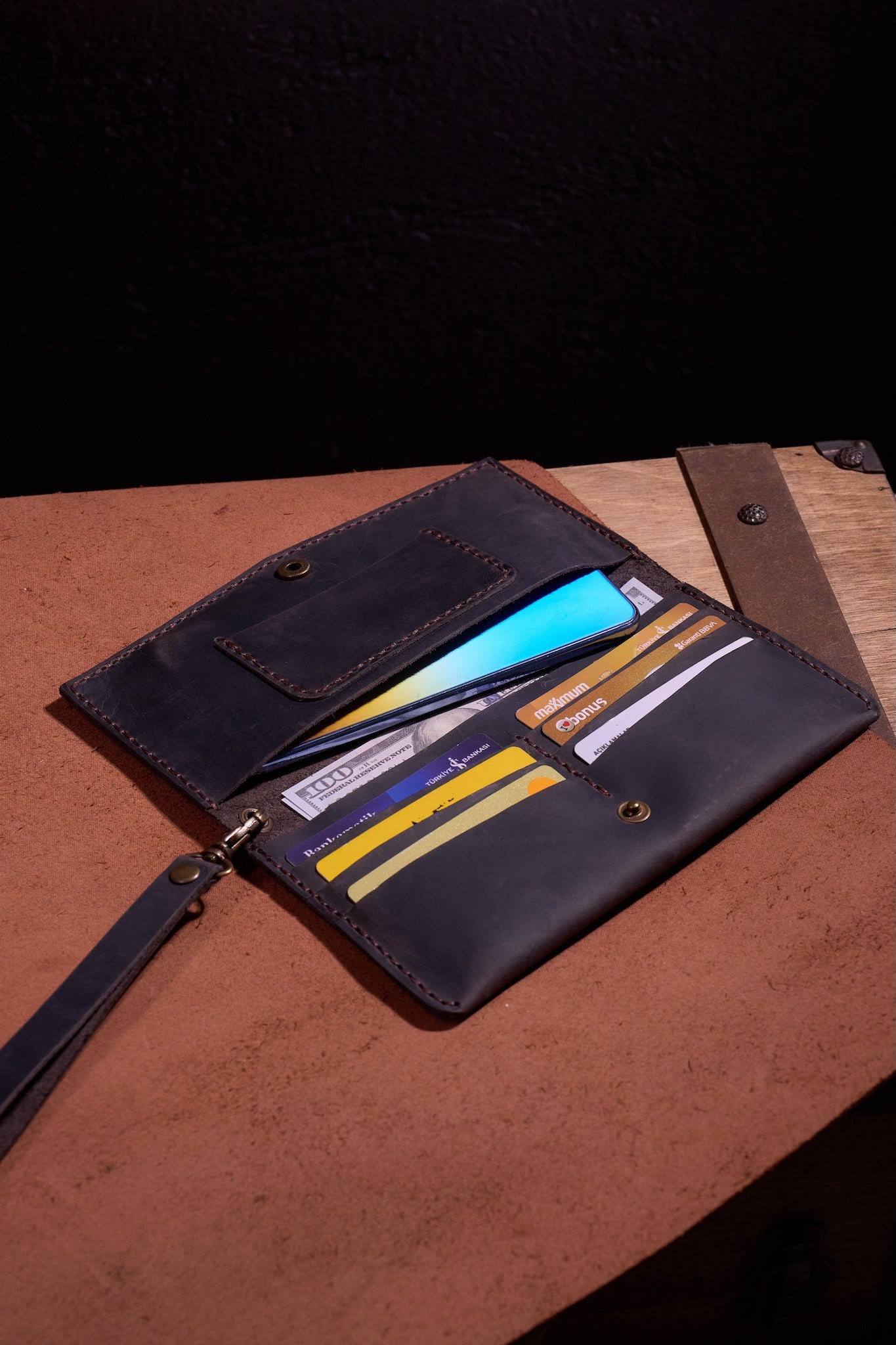 Kahve Erkek veya Kadın için Kulplu Cüzdan, Birinci Sınıf El Yapımı Hakiki Deri – 6  Kredi Kart / Kimlik Yuvası, Uzun, Şık ve Dayanıklı Katlanabilir Cüzdan, İş, Seyahat, Hediye ve Tüm ihtiyaçlarınız için Günlük Kullanım