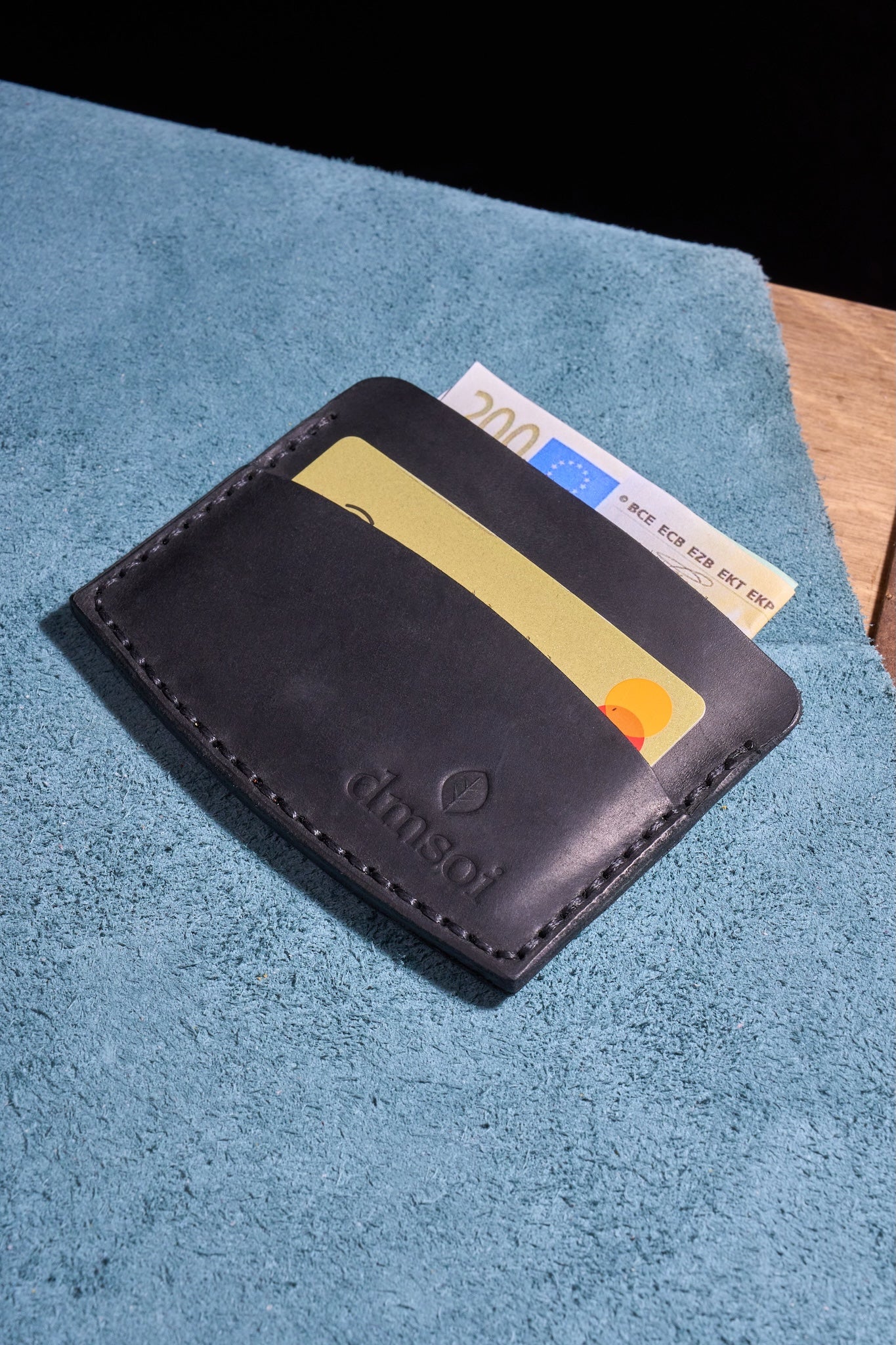 Siyah El Yapımı Minimalist Deri Kartlık Cüzdan – %100 Dana Derisi – Erkekler ve Kadınlar İçin Birinci Sınıf İnce El Yapımı Cüzdan – Makine Kullanılmadan Üretilmiş El İşçiliği – Dayanıklı Günlük Kullanım Kartlığı