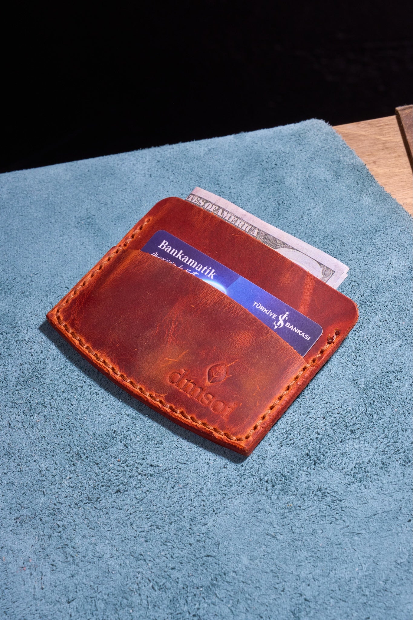 Turuncu Kiremit El Yapımı Minimalist Deri Kartlık Cüzdan – %100 Dana Derisi – Erkekler ve Kadınlar İçin Birinci Sınıf İnce El Yapımı Cüzdan – Makine Kullanılmadan Üretilmiş El İşçiliği – Dayanıklı Günlük Kullanım Kartlığı