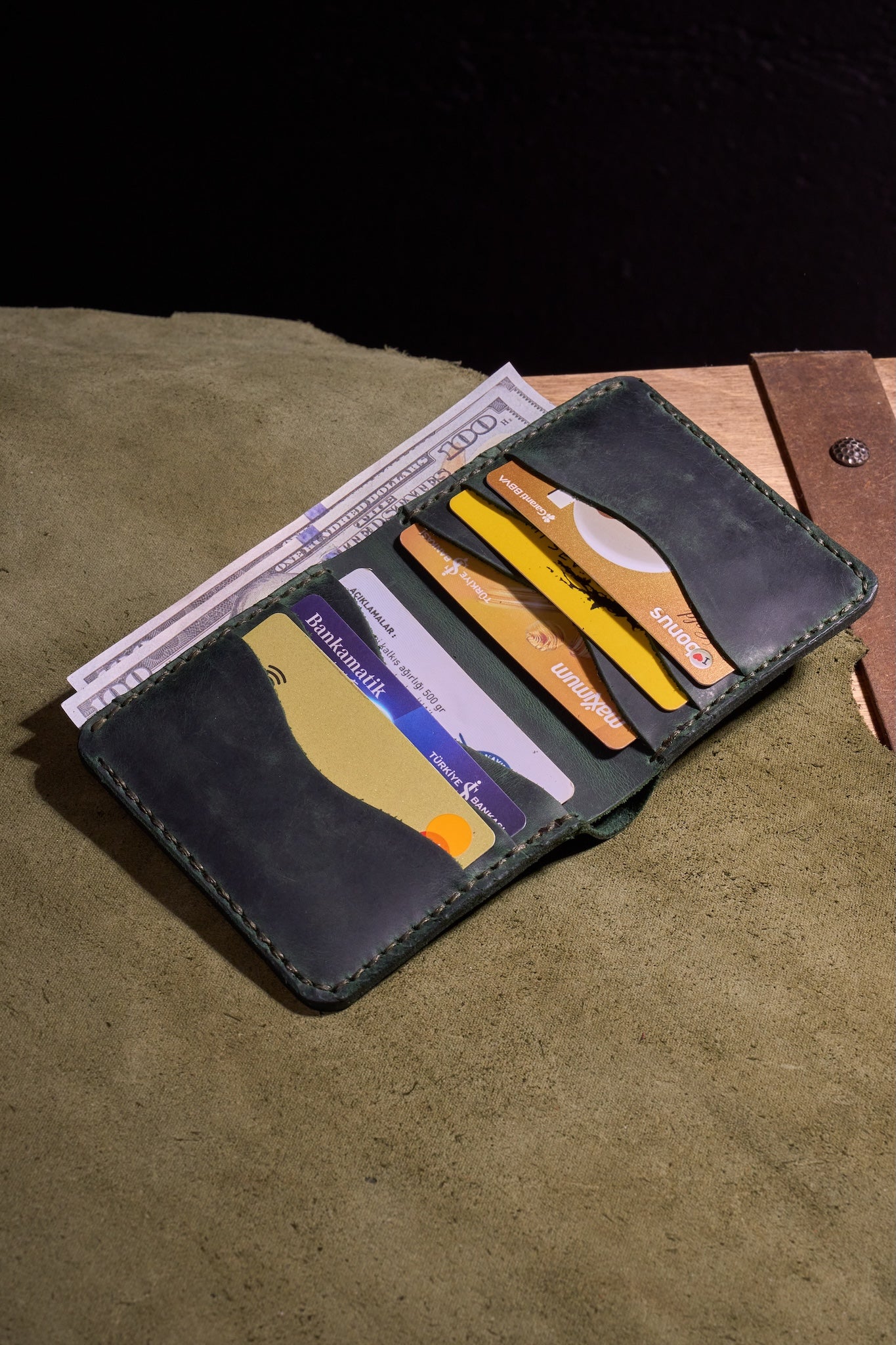 Yeşil Erkekler için El Yapımı Hakiki Dana Derisi Katlanır Cüzdan – %100 Hakiki Deri, El Dikişli, Makine Kullanılmadan Üretilmiş, Dayanıklı Kart ve Nakit Bölmesi, Birinci Sınıf Günlük Cüzdan ve Hediyelik