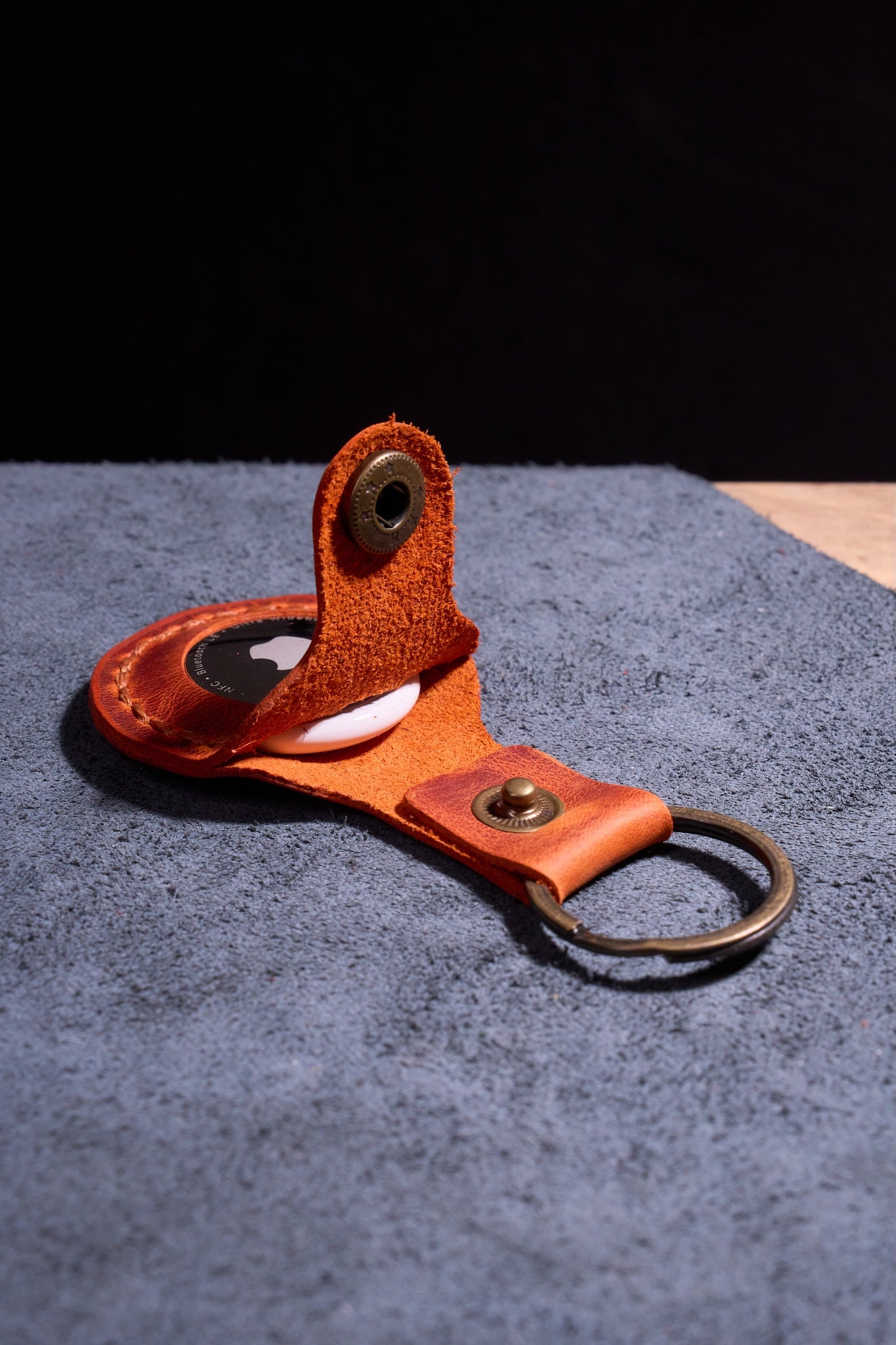 Turuncu Kiremit El Yapımı Hakiki Deri Airtag Anahtarlık, %100 El İşçiliğiyle Üretilmiş Dayanıklı Gerçek Deri Kılıf, Apple AirTag ile Uyumlu, Günlük Kullanım İçin Birinci Sınıf Deri Aksesuar