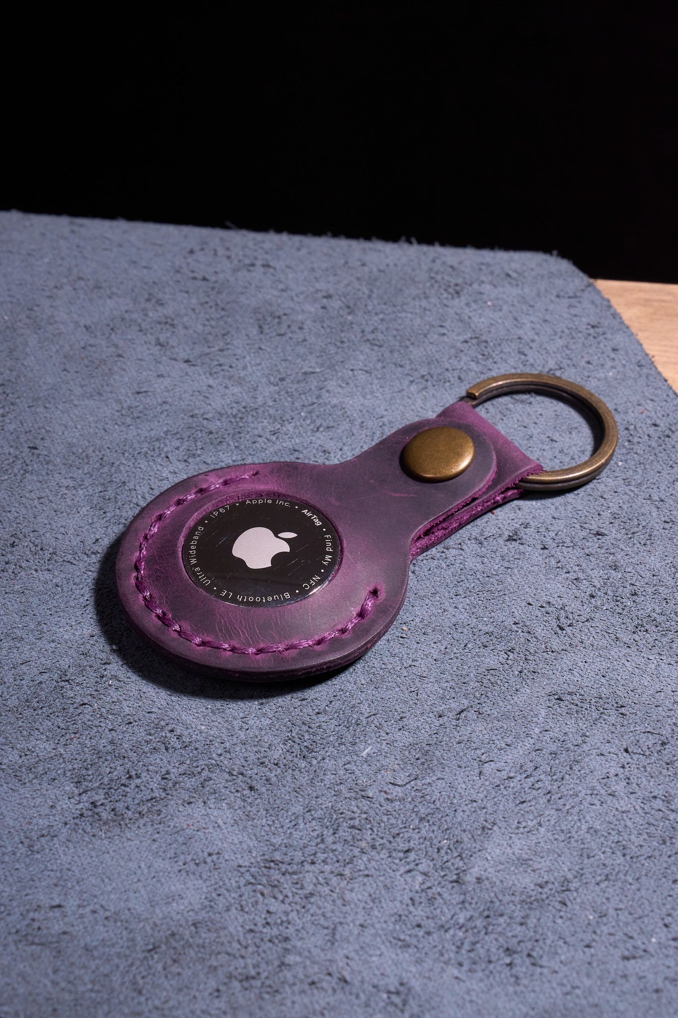 Mor El Yapımı Hakiki Deri Airtag Anahtarlık, %100 El İşçiliğiyle Üretilmiş Dayanıklı Gerçek Deri Kılıf, Apple AirTag ile Uyumlu, Günlük Kullanım İçin Birinci Sınıf Deri Aksesuar
