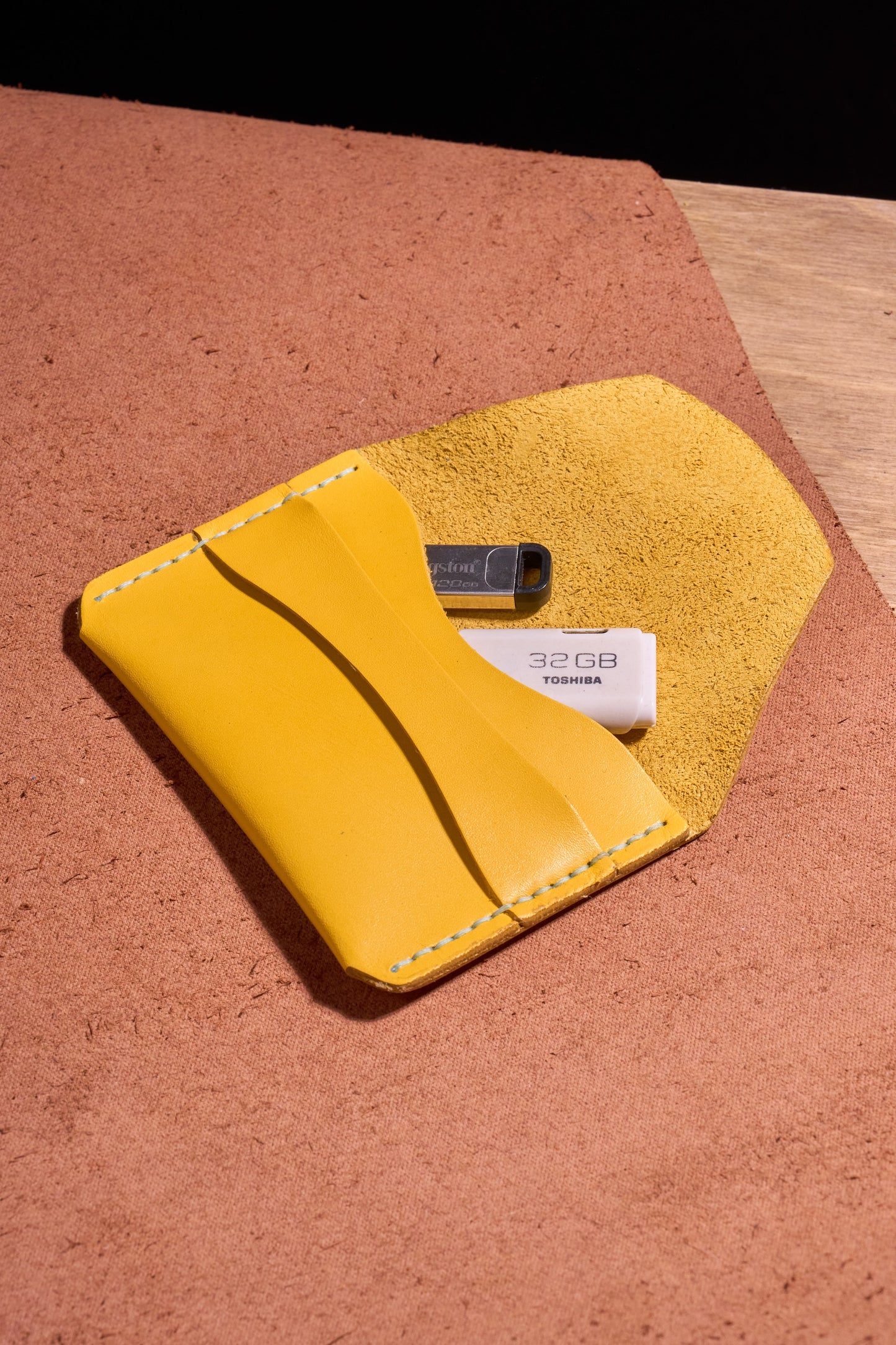 Sarı El Yapımı dana derisi çok fonksiyonlu kartlık box– Premium El Yapımı Minimalist Bozuk Para, Nakit ve Kartlar için Çok Amaçlı Ceplik. Takı, USB, SD Kartlar ve Küçük Eşyalar İçin