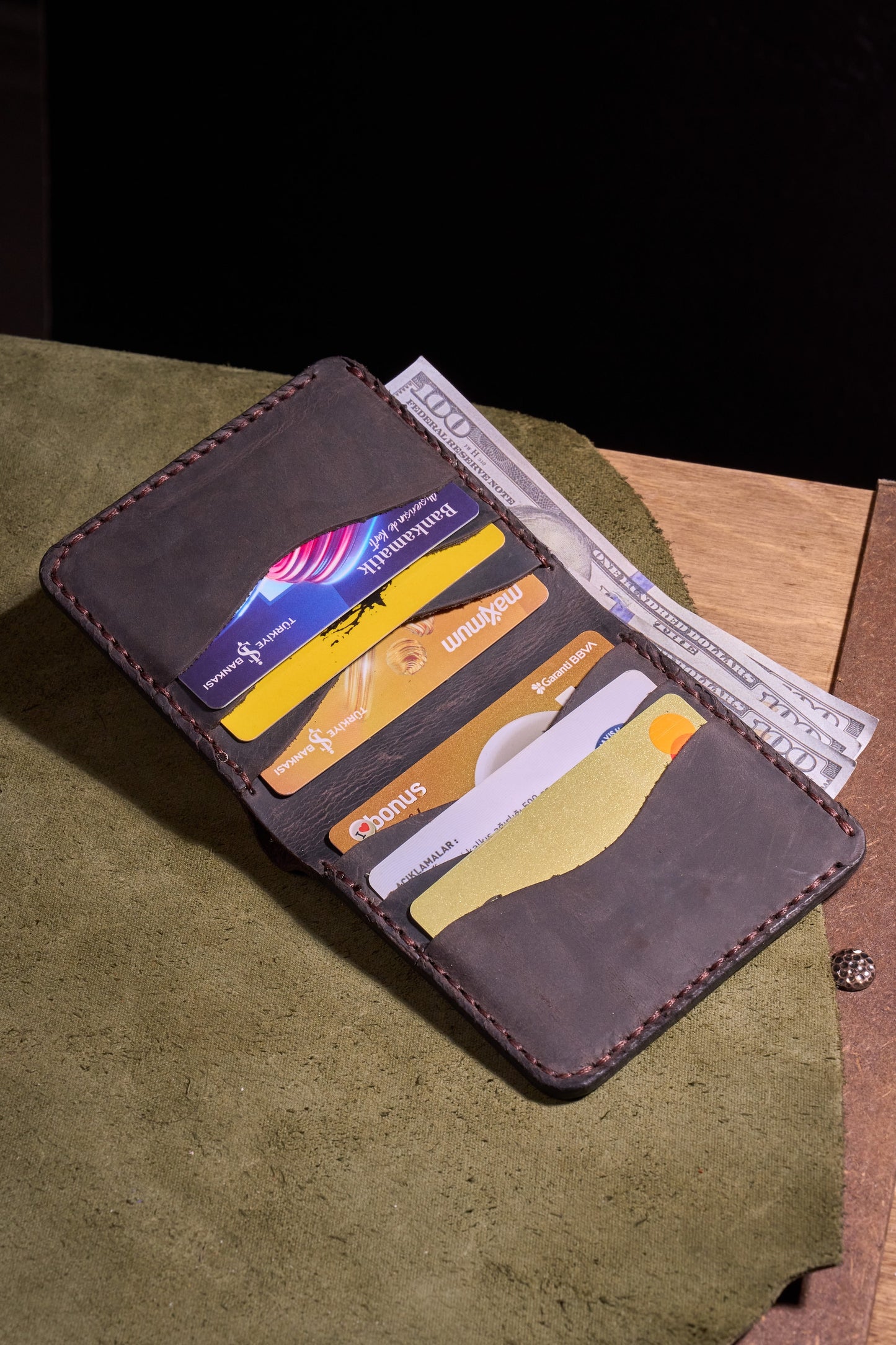 Kahve Erkekler için El Yapımı Hakiki Dana Derisi Katlanır Cüzdan – %100 Hakiki Deri, El Dikişli, Makine Kullanılmadan Üretilmiş, Dayanıklı Kart ve Nakit Bölmesi, Birinci Sınıf Günlük Cüzdan ve Hediyelik