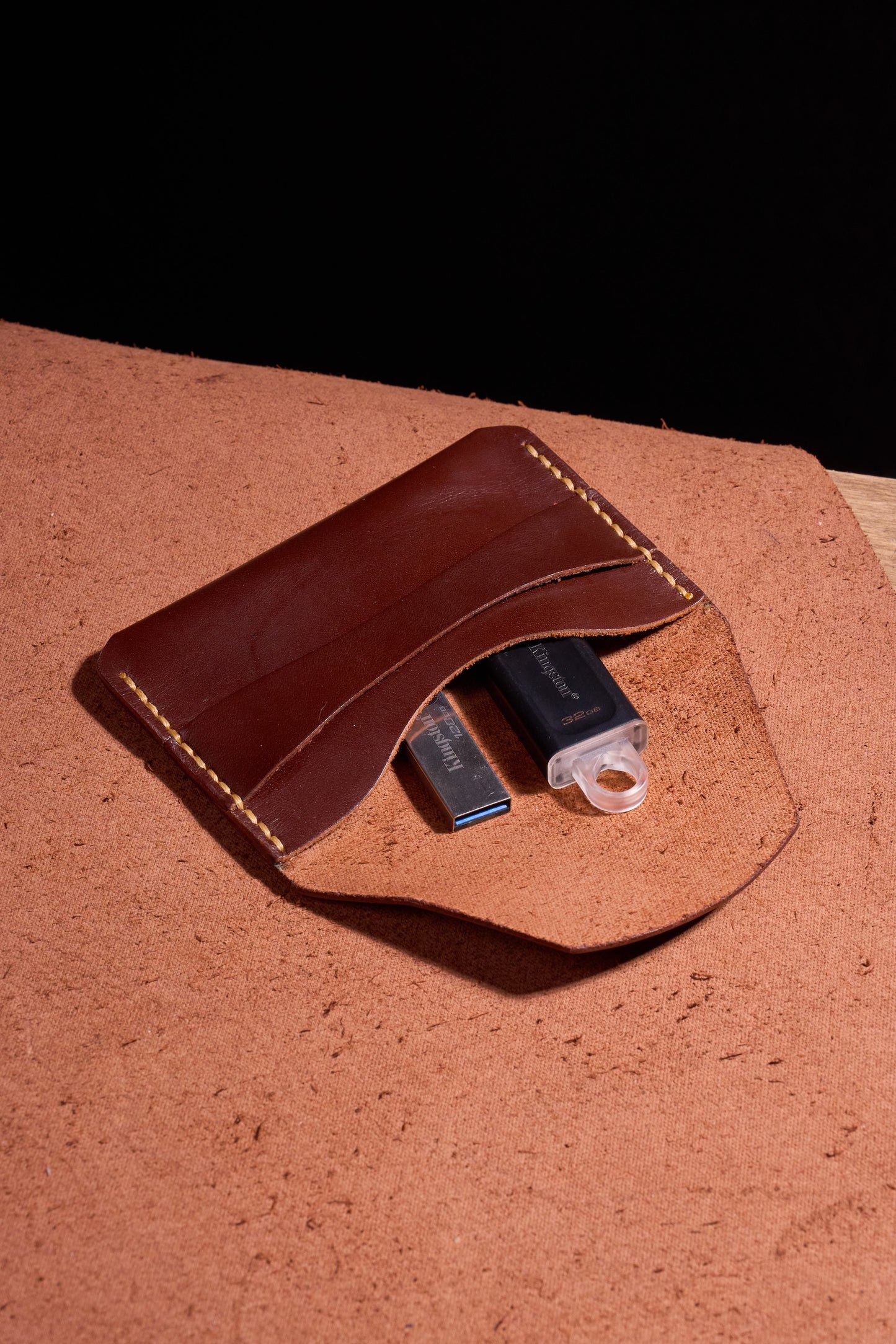 Taba El Yapımı dana derisi çok fonksiyonlu kartlık box– Premium El Yapımı Minimalist Bozuk Para, Nakit ve Kartlar için Çok Amaçlı Ceplik. Takı, USB, SD Kartlar ve Küçük Eşyalar İçin