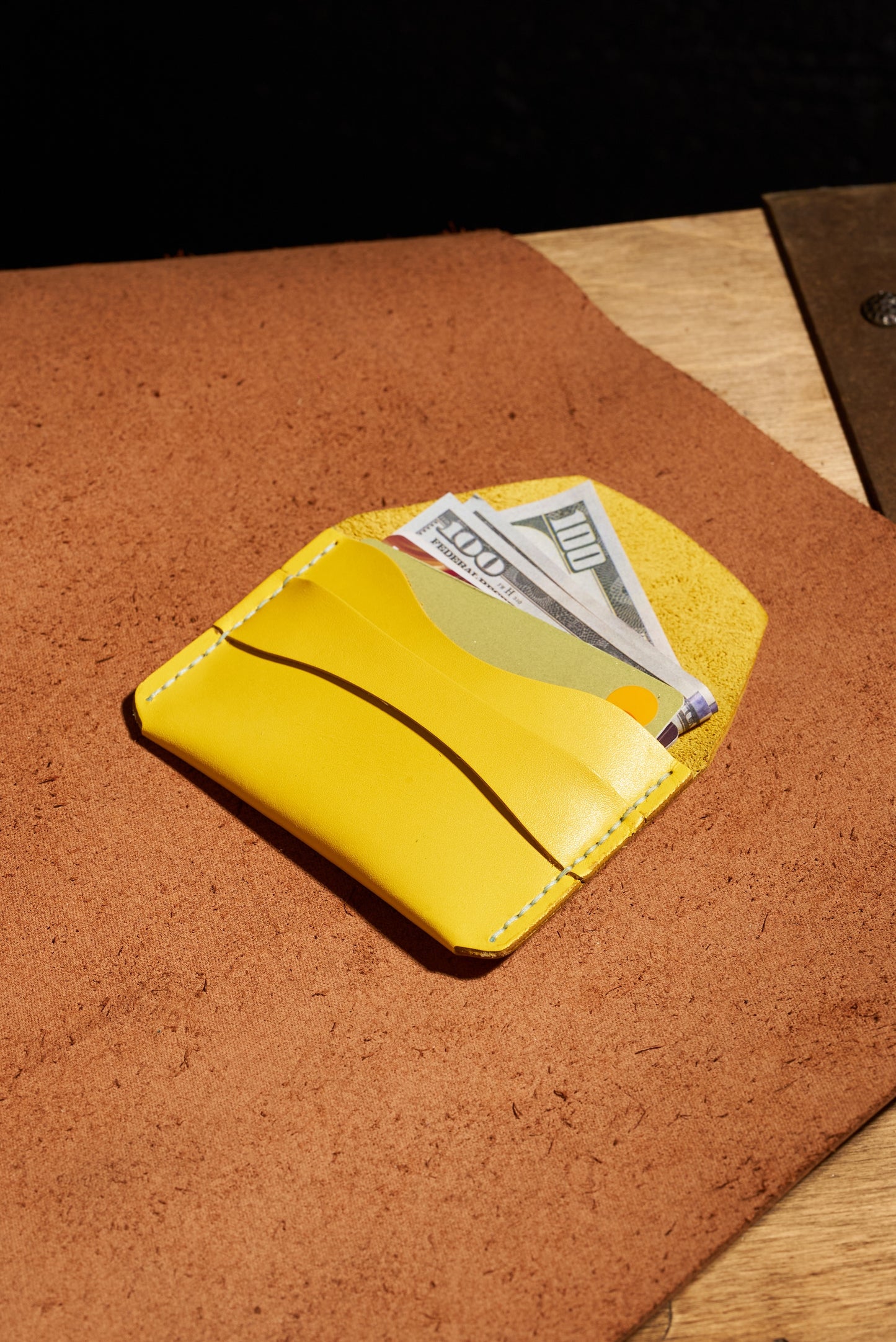 Sarı El Yapımı dana derisi çok fonksiyonlu kartlık box– Premium El Yapımı Minimalist Bozuk Para, Nakit ve Kartlar için Çok Amaçlı Ceplik. Takı, USB, SD Kartlar ve Küçük Eşyalar İçin