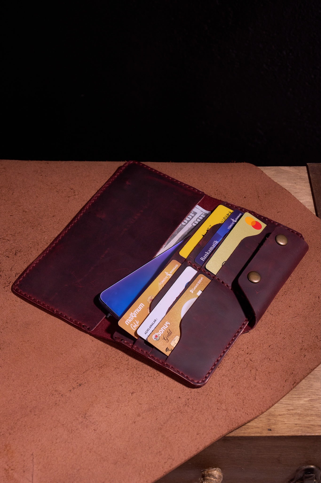 Bordo El Yapımı Deri Erkek Cüzdanı– Özenle Üretilmiş, Hediye ve Günlük Kullanım İçin İdeal