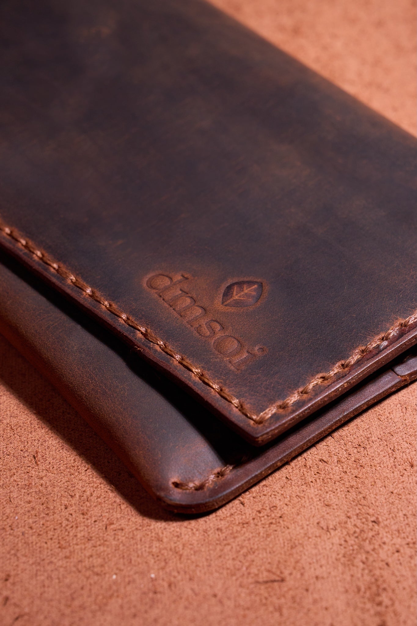 Taba Erkek veya Kadın için Kulplu Cüzdan, Birinci Sınıf El Yapımı Hakiki Deri – 6  Kredi Kart / Kimlik Yuvası, Uzun, Şık ve Dayanıklı Katlanabilir Cüzdan, İş, Seyahat, Hediye ve Tüm ihtiyaçlarınız için Günlük Kullanım