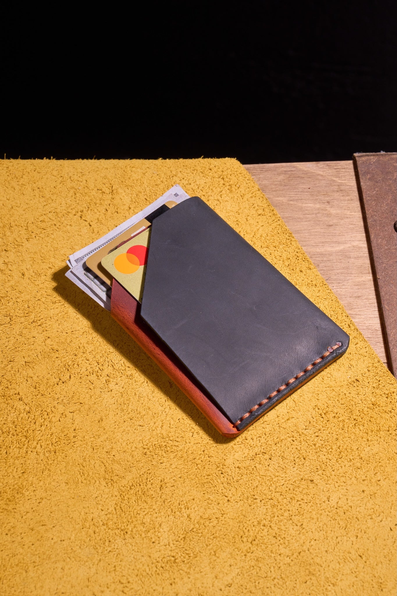 Turuncu Kiremit Siyah - El Yapımı Minimalist Deri Kartlık – %100 Dana Derisi, Erkekler ve Kadınlar İçin Birinci Sınıf İnce El Yapımı Kartlık, Makine Kullanılmamıştır, Dayanıklı Günlük Kullanım Kartlık