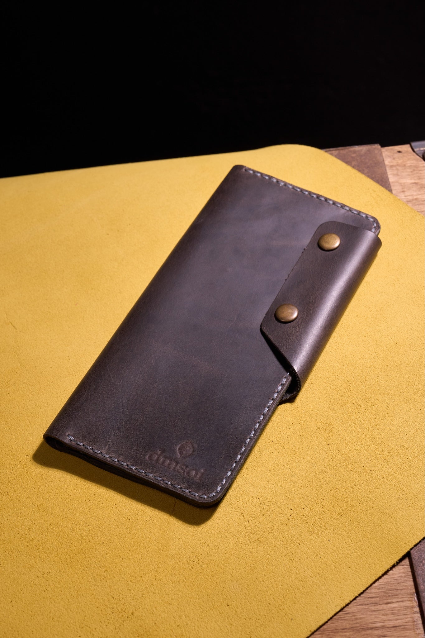 Gri El Yapımı Deri Erkek Cüzdanı – Özenle Üretilmiş, Hediye ve Günlük Kullanım İçin İdeal