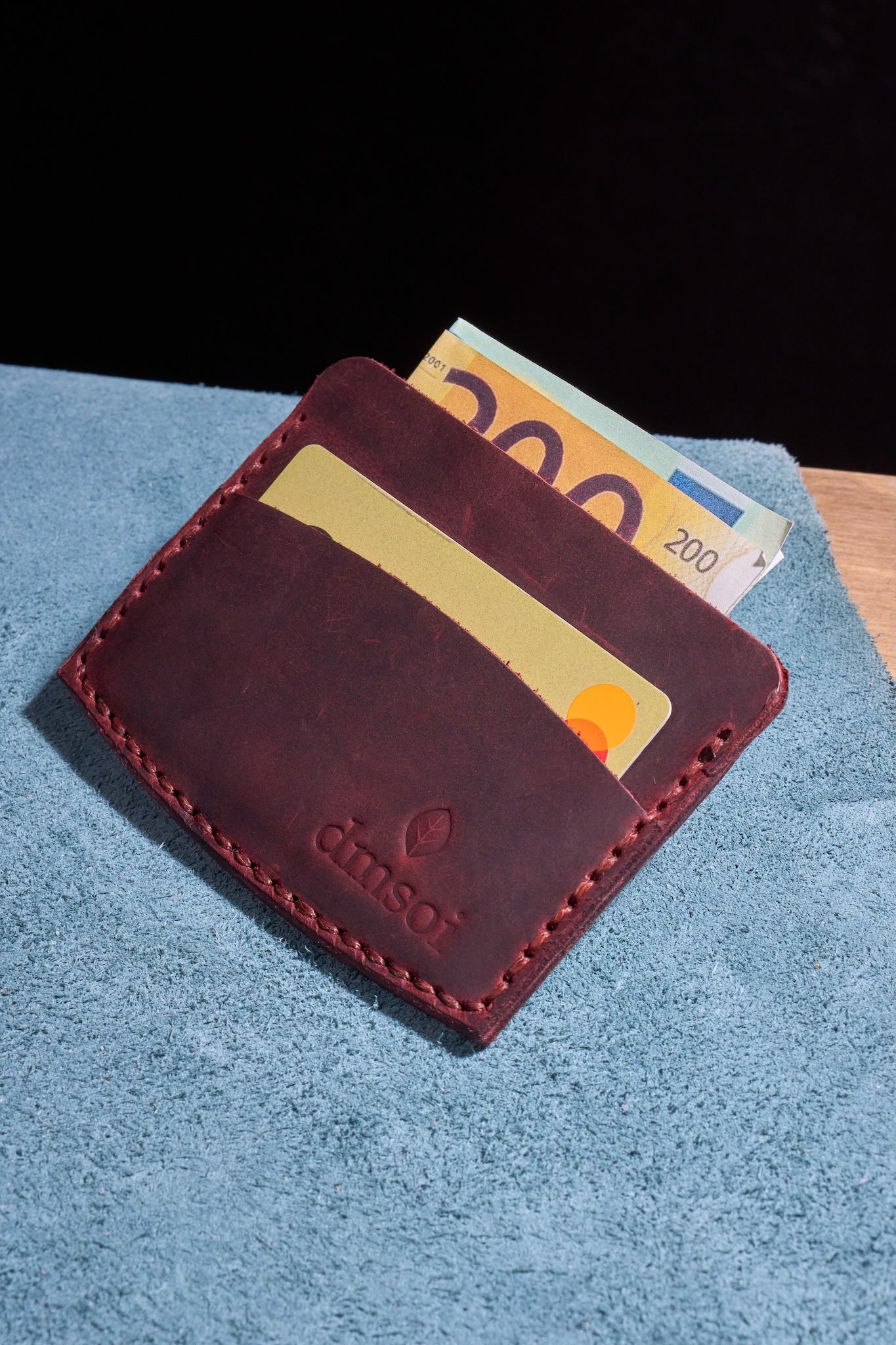 Bordo El Yapımı Minimalist Deri Kartlık Cüzdan – %100 Dana Derisi – Erkekler ve Kadınlar İçin Birinci Sınıf İnce El Yapımı Cüzdan – Makine Kullanılmadan Üretilmiş El İşçiliği – Dayanıklı Günlük Kullanım Kartlığı