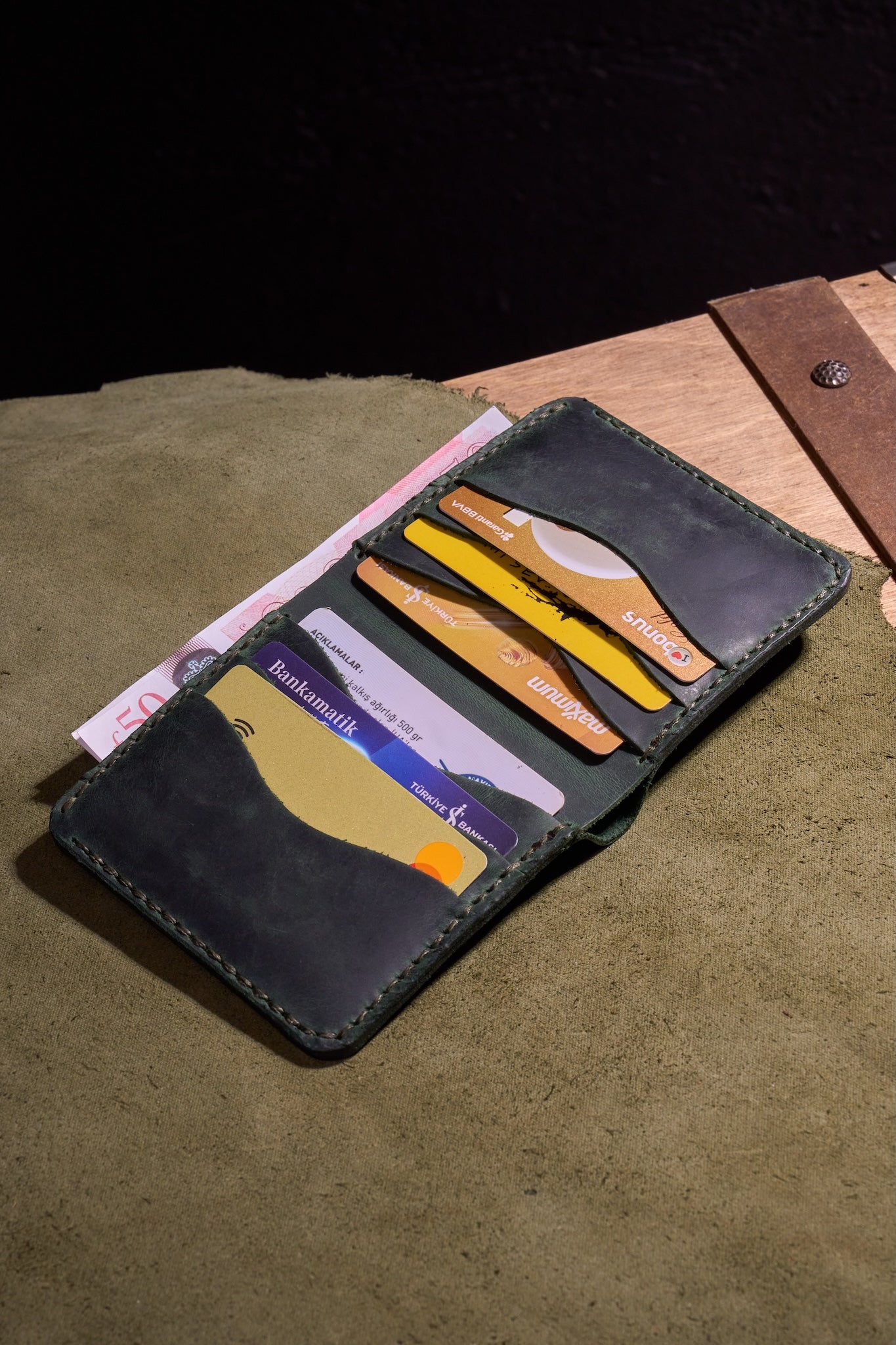 Yeşil Erkekler için El Yapımı Hakiki Dana Derisi Katlanır Cüzdan – %100 Hakiki Deri, El Dikişli, Makine Kullanılmadan Üretilmiş, Dayanıklı Kart ve Nakit Bölmesi, Birinci Sınıf Günlük Cüzdan ve Hediyelik