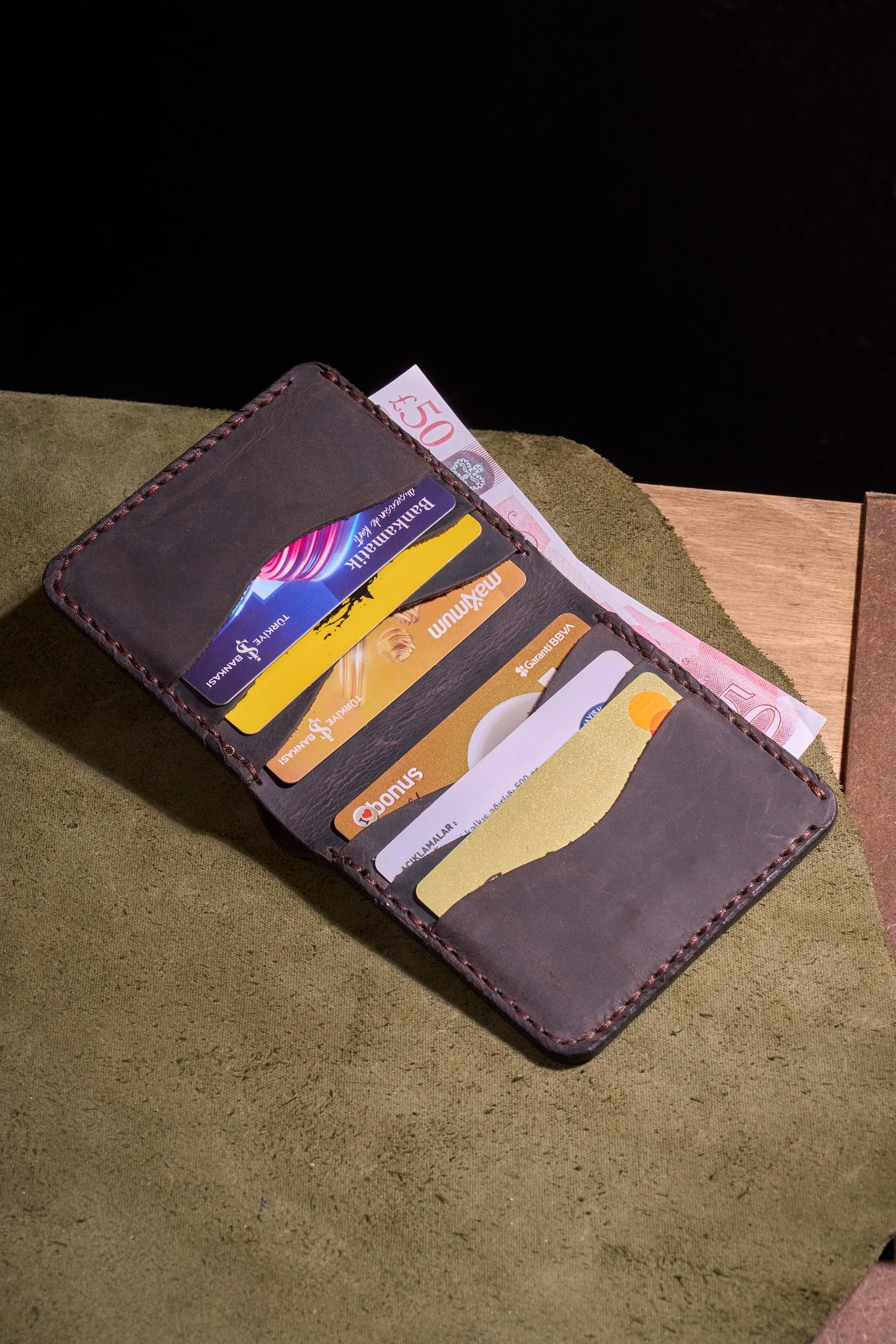 Kahve Erkekler için El Yapımı Hakiki Dana Derisi Katlanır Cüzdan – %100 Hakiki Deri, El Dikişli, Makine Kullanılmadan Üretilmiş, Dayanıklı Kart ve Nakit Bölmesi, Birinci Sınıf Günlük Cüzdan ve Hediyelik