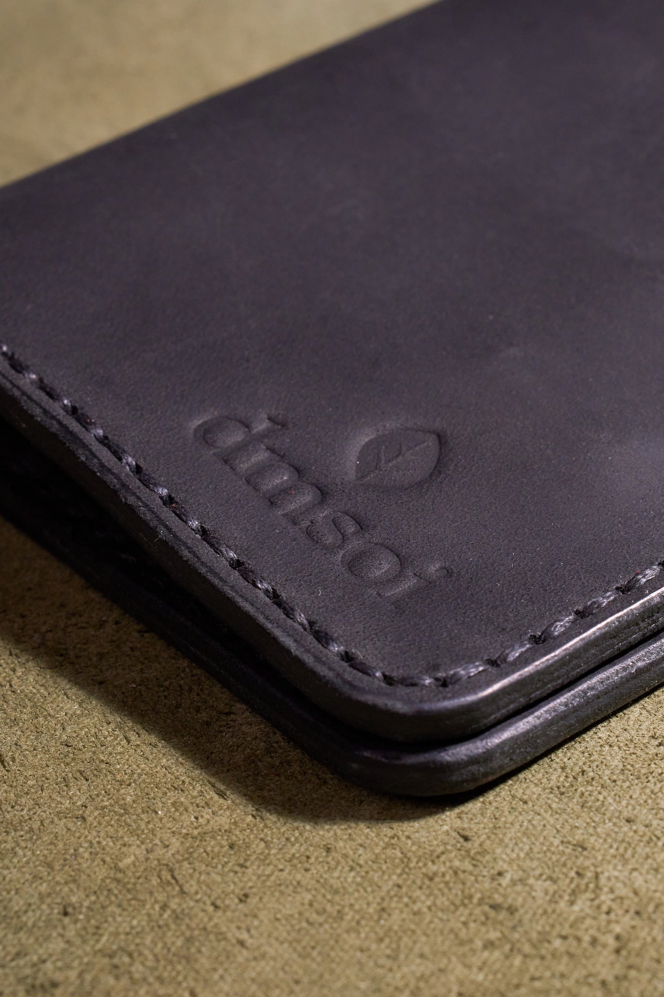 Siyah Erkekler için El Yapımı Hakiki Dana Derisi Katlanır Cüzdan – %100 Hakiki Deri, El Dikişli, Makine Kullanılmadan Üretilmiş, Dayanıklı Kart ve Nakit Bölmesi, Birinci Sınıf Günlük Cüzdan ve Hediyelik