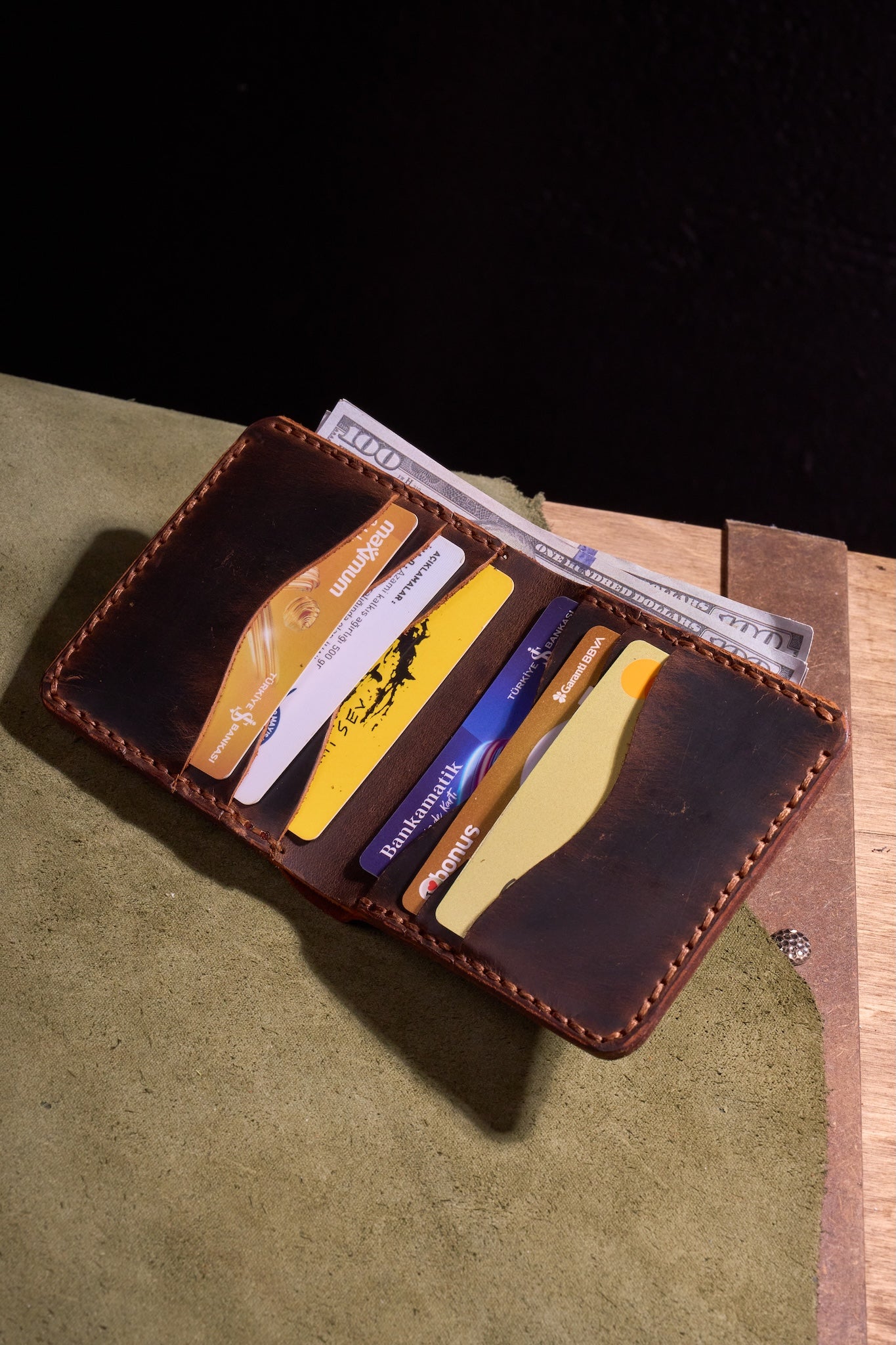 Taba Erkekler için El Yapımı Hakiki Dana Derisi Katlanır Cüzdan – %100 Hakiki Deri, El Dikişli, Makine Kullanılmadan Üretilmiş, Dayanıklı Kart ve Nakit Bölmesi, Birinci Sınıf Günlük Cüzdan ve Hediyelik