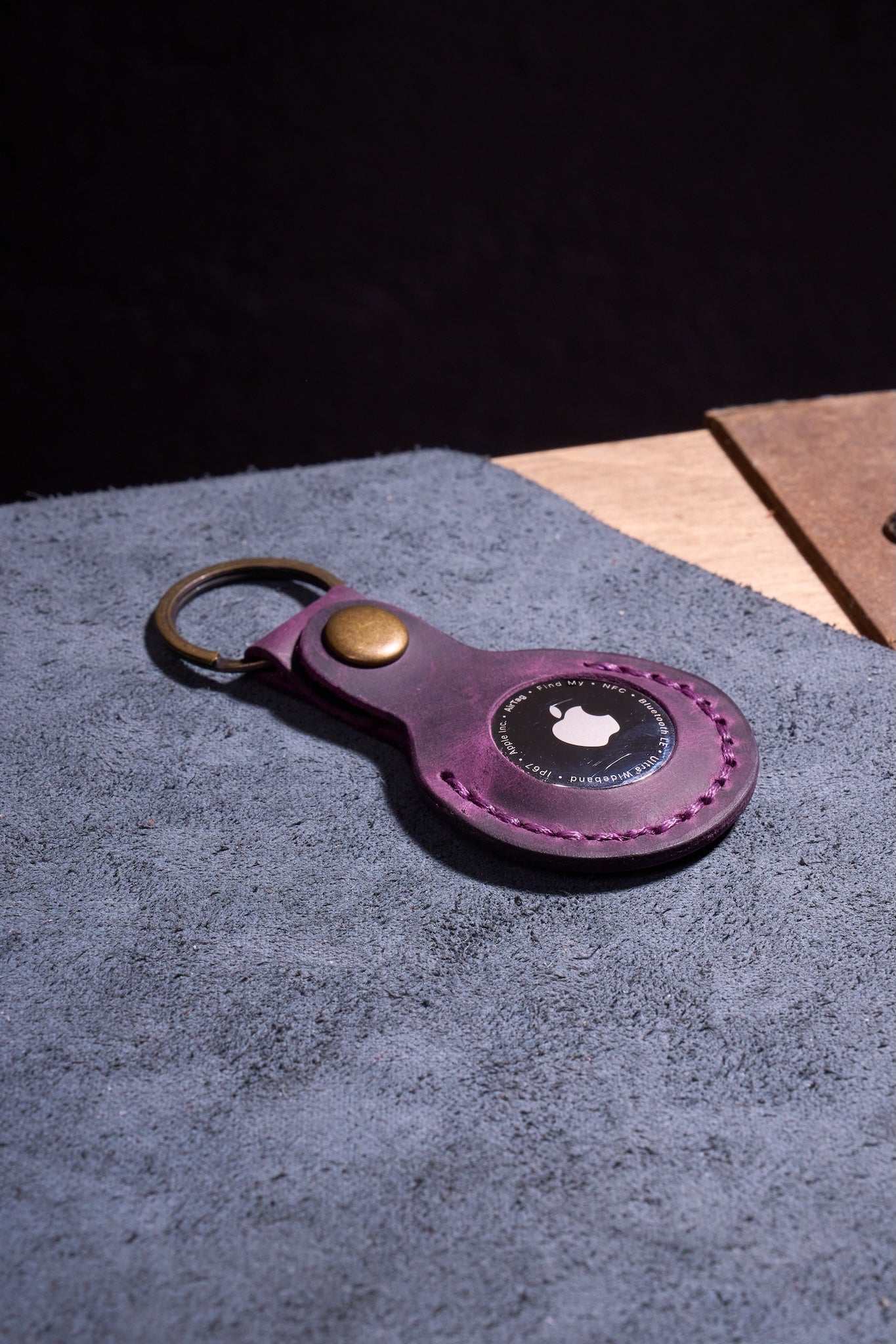 Mor El Yapımı Hakiki Deri Airtag Anahtarlık, %100 El İşçiliğiyle Üretilmiş Dayanıklı Gerçek Deri Kılıf, Apple AirTag ile Uyumlu, Günlük Kullanım İçin Birinci Sınıf Deri Aksesuar