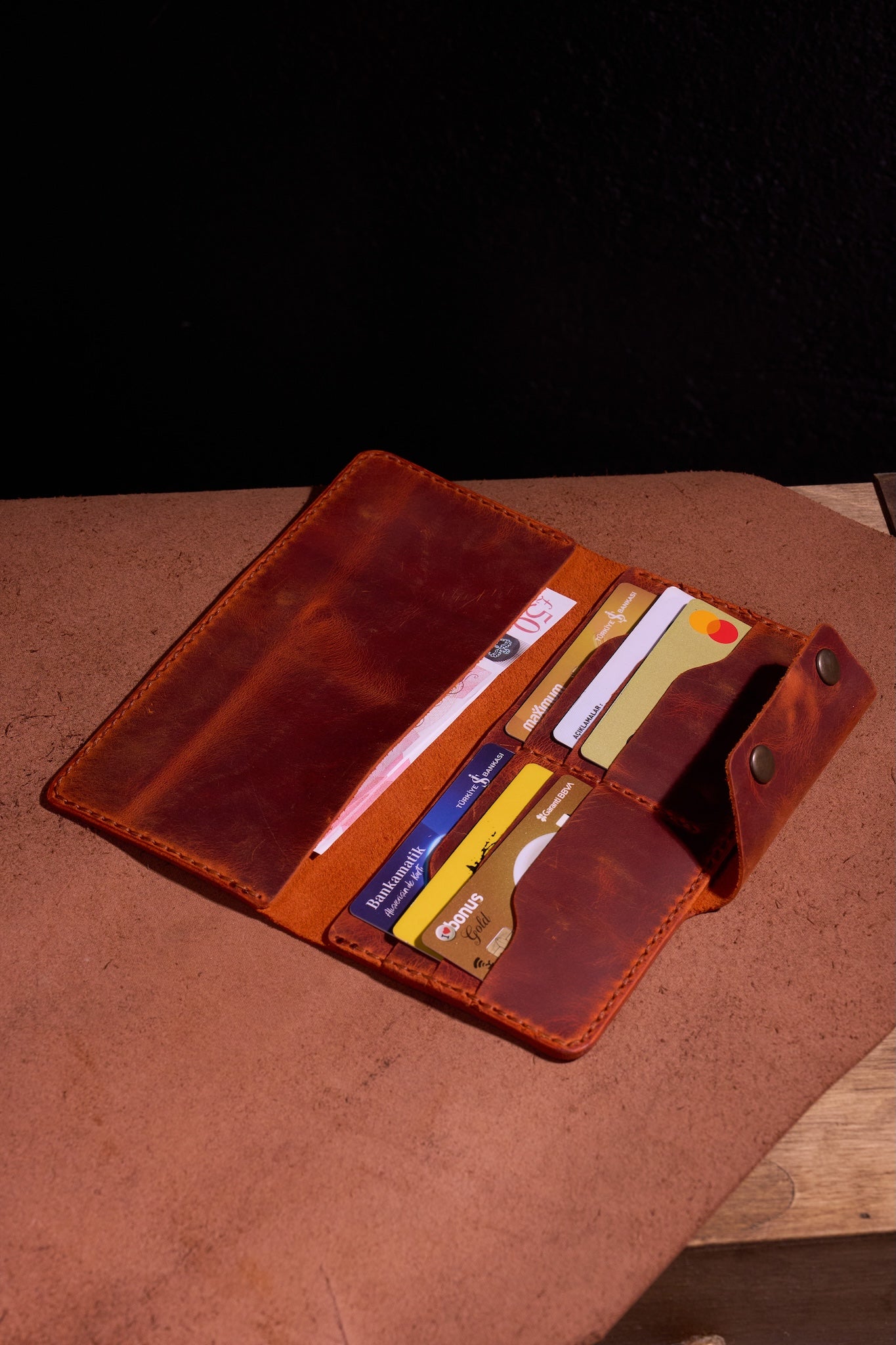 Turuncu Kiremit El Yapımı Deri Erkek Cüzdanı – Özenle Üretilmiş, Hediye ve Günlük Kullanım İçin İdeal