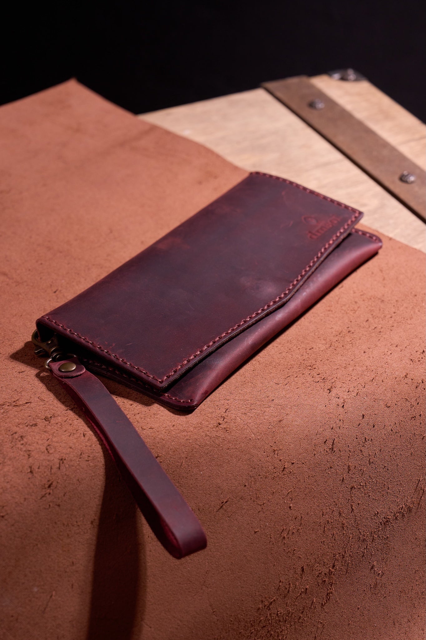 Bordo Erkek veya Kadın için Kulplu Cüzdan, Birinci Sınıf El Yapımı Hakiki Deri – 6  Kredi Kart / Kimlik Yuvası, Uzun, Şık ve Dayanıklı Katlanabilir Cüzdan, İş, Seyahat, Hediye ve Tüm ihtiyaçlarınız için Günlük Kullanım