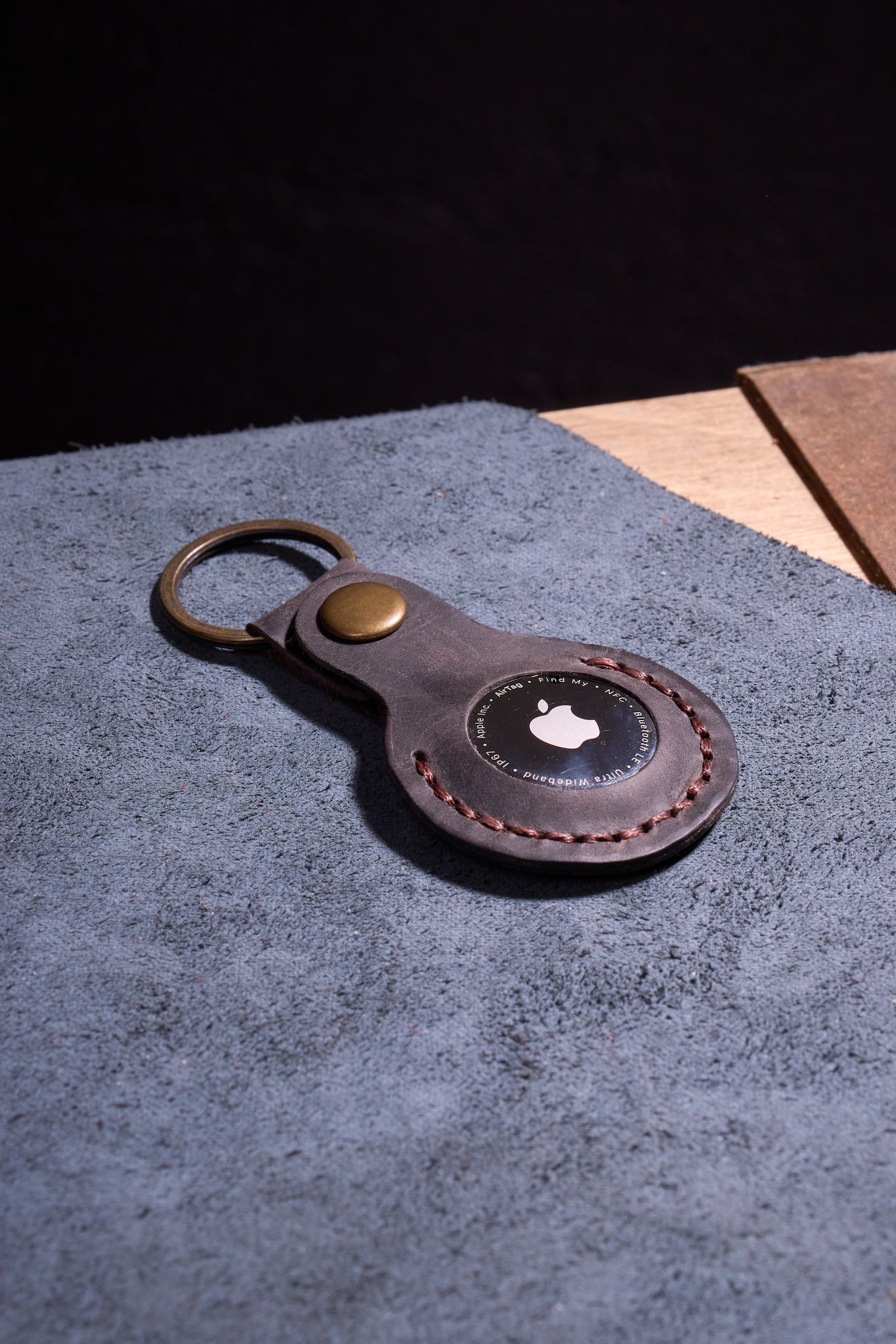 Kahve El Yapımı Hakiki Deri Airtag Anahtarlık, %100 El İşçiliğiyle Üretilmiş Dayanıklı Gerçek Deri Kılıf, Apple AirTag ile Uyumlu, Günlük Kullanım İçin Birinci Sınıf Deri Aksesuar