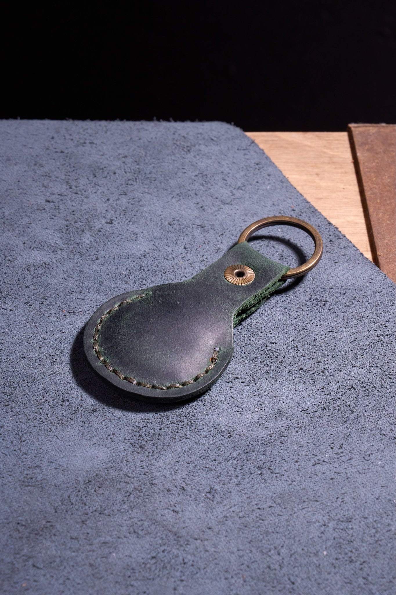 Yeşil El Yapımı Hakiki Deri Airtag Anahtarlık, %100 El İşçiliğiyle Üretilmiş Dayanıklı Gerçek Deri Kılıf, Apple AirTag ile Uyumlu, Günlük Kullanım İçin Birinci Sınıf Deri Aksesuar