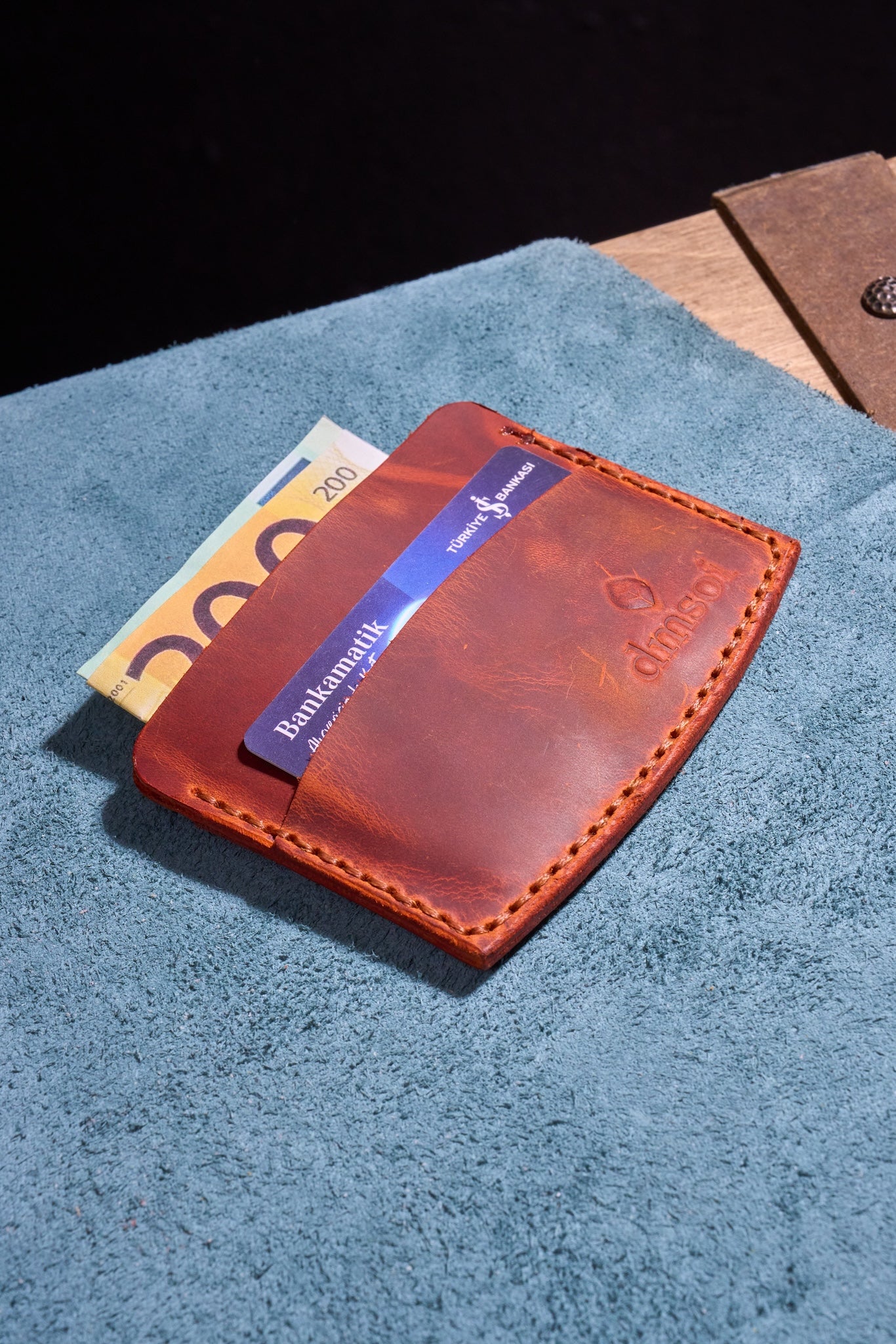 Turuncu Kiremit El Yapımı Minimalist Deri Kartlık Cüzdan – %100 Dana Derisi – Erkekler ve Kadınlar İçin Birinci Sınıf İnce El Yapımı Cüzdan – Makine Kullanılmadan Üretilmiş El İşçiliği – Dayanıklı Günlük Kullanım Kartlığı