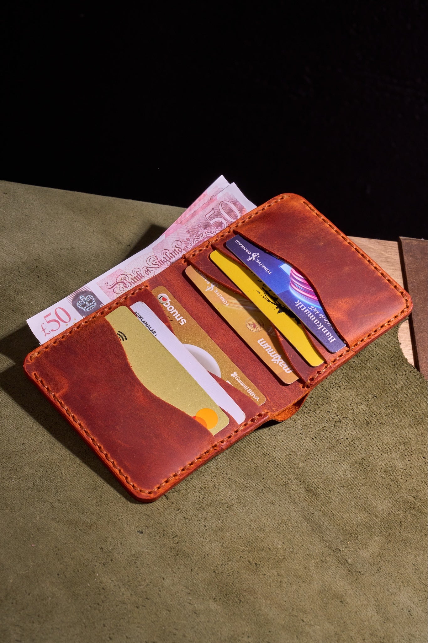 Turuncu Kiremit Erkekler için El Yapımı Hakiki Dana Derisi Katlanır Cüzdan – %100 Hakiki Deri, El Dikişli, Makine Kullanılmadan Üretilmiş, Dayanıklı Kart ve Nakit Bölmesi, Birinci Sınıf Günlük Cüzdan ve Hediyelik