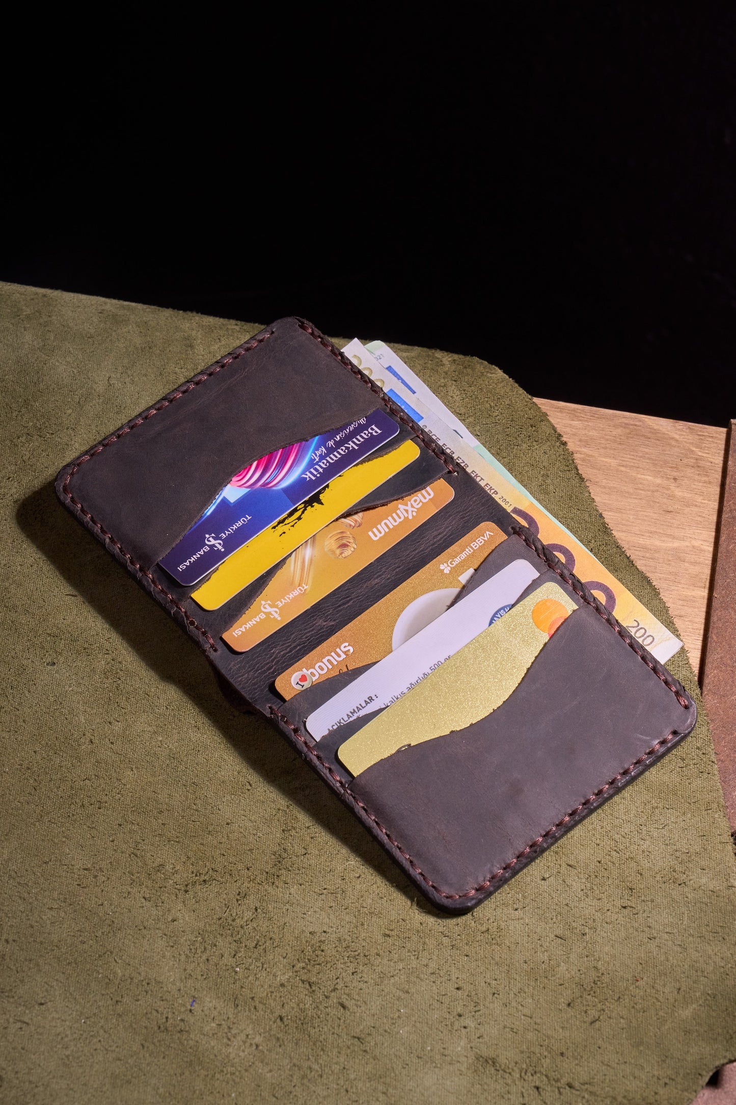 Kahve Erkekler için El Yapımı Hakiki Dana Derisi Katlanır Cüzdan – %100 Hakiki Deri, El Dikişli, Makine Kullanılmadan Üretilmiş, Dayanıklı Kart ve Nakit Bölmesi, Birinci Sınıf Günlük Cüzdan ve Hediyelik