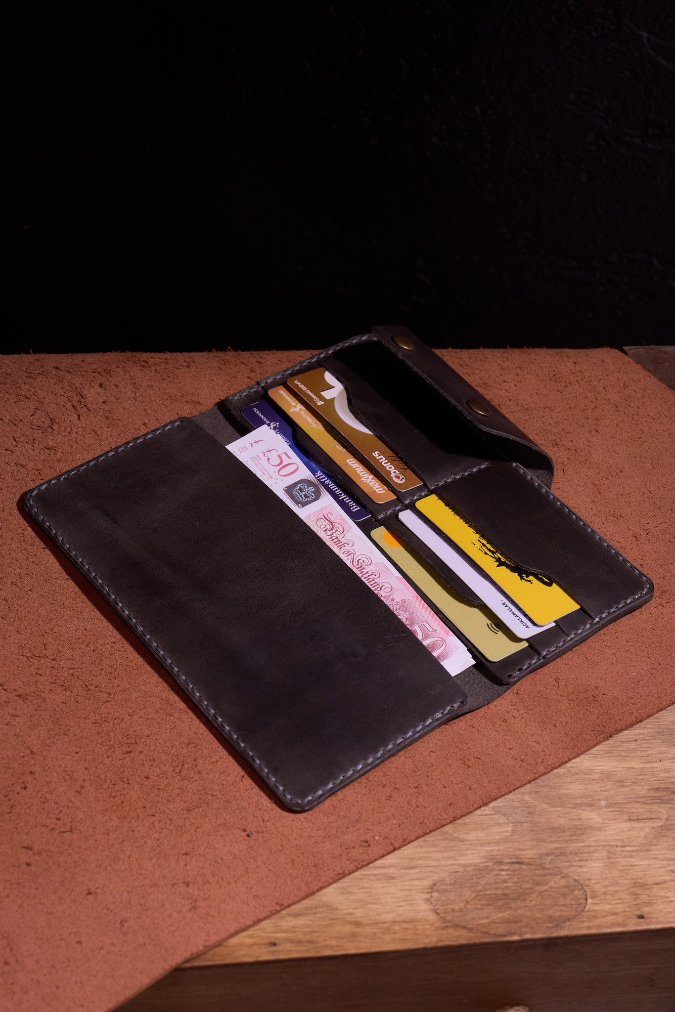 Gri El Yapımı Deri Erkek Cüzdanı – Özenle Üretilmiş, Hediye ve Günlük Kullanım İçin İdeal