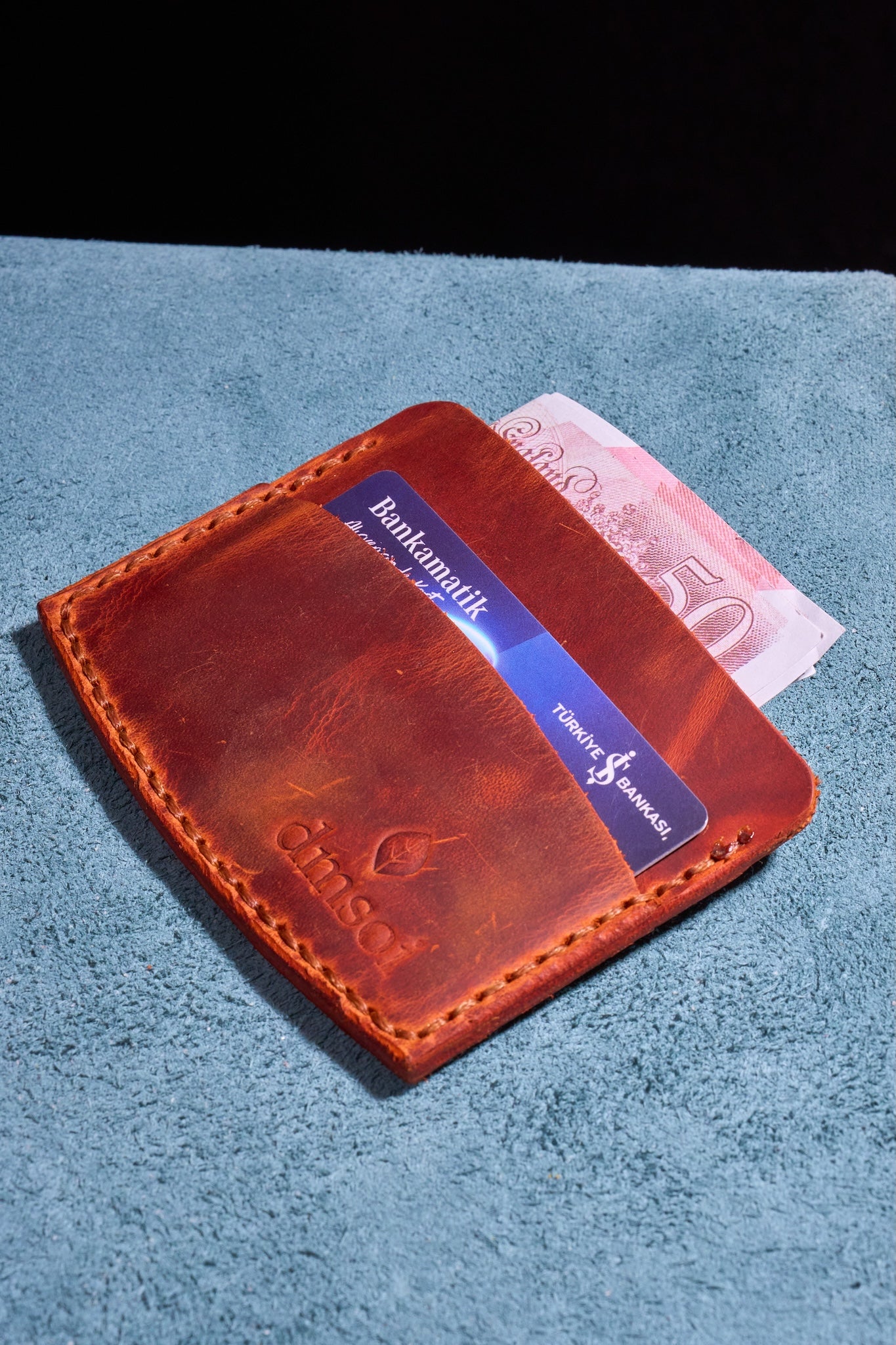 Turuncu Kiremit El Yapımı Minimalist Deri Kartlık Cüzdan – %100 Dana Derisi – Erkekler ve Kadınlar İçin Birinci Sınıf İnce El Yapımı Cüzdan – Makine Kullanılmadan Üretilmiş El İşçiliği – Dayanıklı Günlük Kullanım Kartlığı
