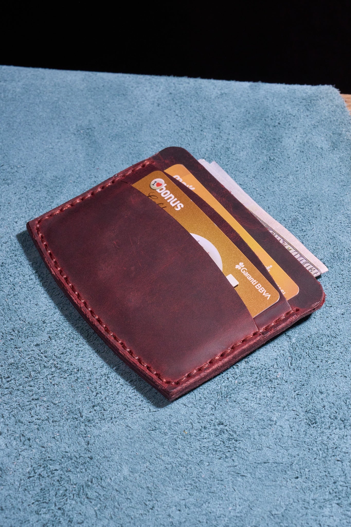 Bordo El Yapımı Minimalist Deri Kartlık Cüzdan – %100 Dana Derisi – Erkekler ve Kadınlar İçin Birinci Sınıf İnce El Yapımı Cüzdan – Makine Kullanılmadan Üretilmiş El İşçiliği – Dayanıklı Günlük Kullanım Kartlığı