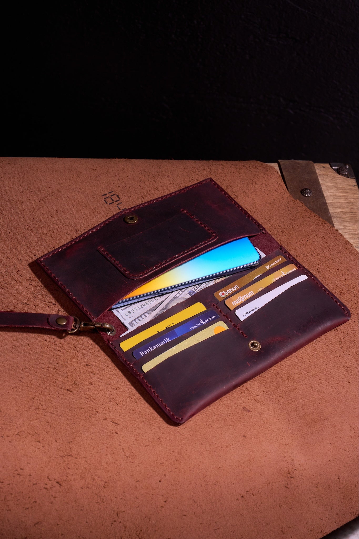 Bordo Erkek veya Kadın için Kulplu Cüzdan, Birinci Sınıf El Yapımı Hakiki Deri – 6  Kredi Kart / Kimlik Yuvası, Uzun, Şık ve Dayanıklı Katlanabilir Cüzdan, İş, Seyahat, Hediye ve Tüm ihtiyaçlarınız için Günlük Kullanım