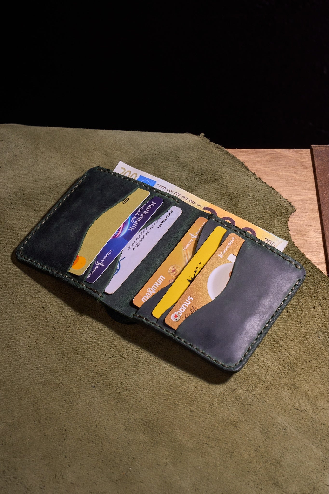 Yeşil Erkekler için El Yapımı Hakiki Dana Derisi Katlanır Cüzdan – %100 Hakiki Deri, El Dikişli, Makine Kullanılmadan Üretilmiş, Dayanıklı Kart ve Nakit Bölmesi, Birinci Sınıf Günlük Cüzdan ve Hediyelik