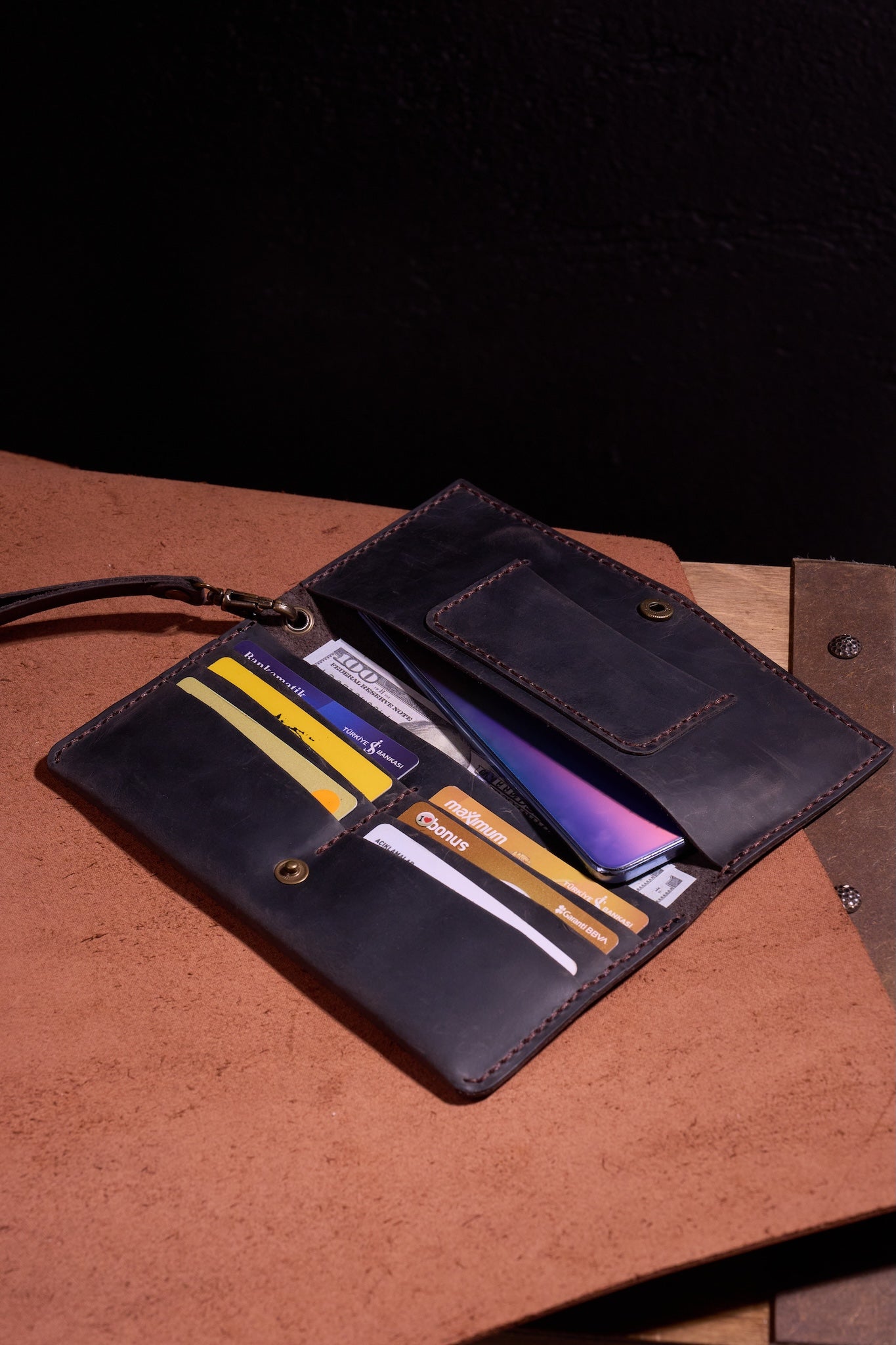 Kahve Erkek veya Kadın için Kulplu Cüzdan, Birinci Sınıf El Yapımı Hakiki Deri – 6  Kredi Kart / Kimlik Yuvası, Uzun, Şık ve Dayanıklı Katlanabilir Cüzdan, İş, Seyahat, Hediye ve Tüm ihtiyaçlarınız için Günlük Kullanım