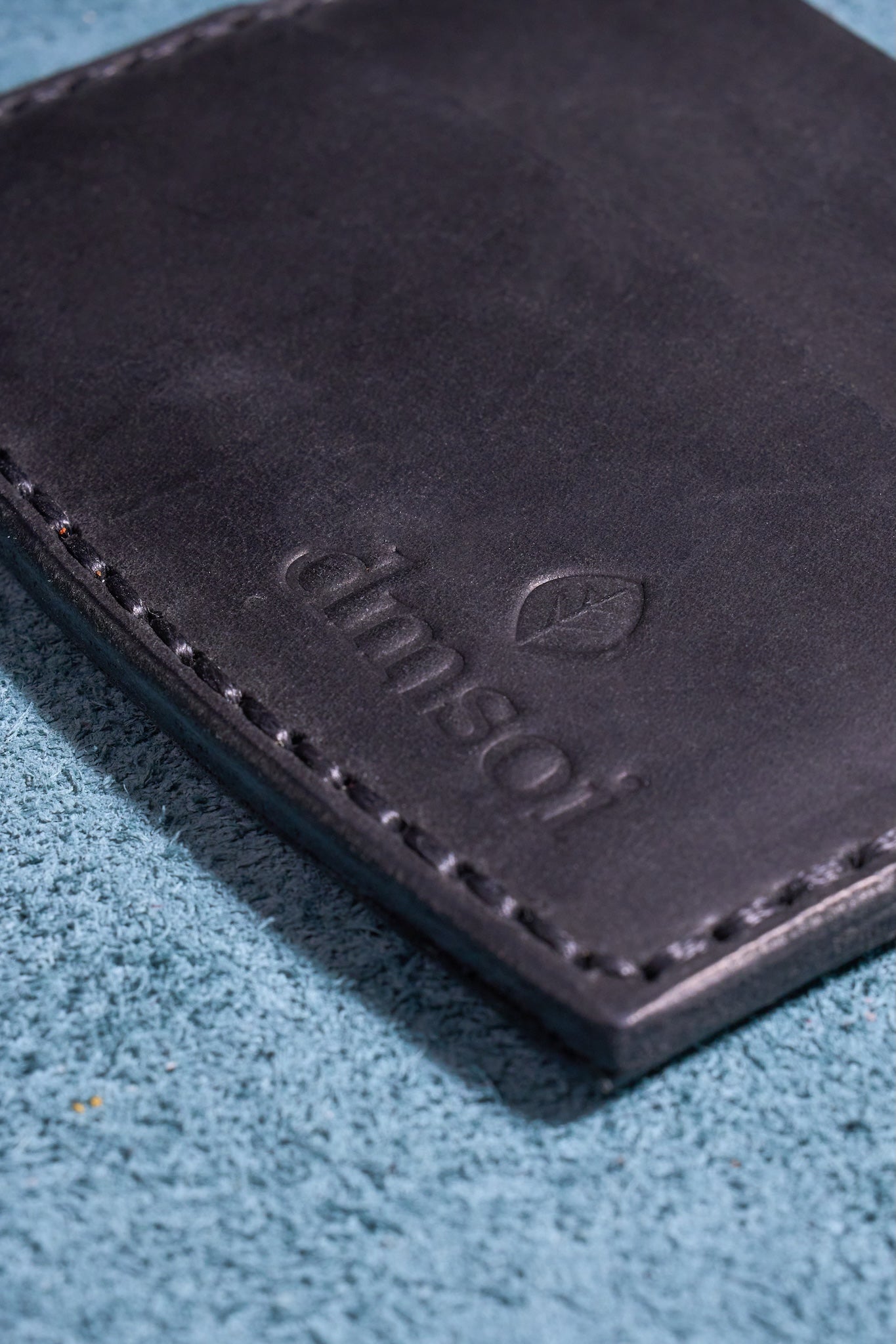 Siyah El Yapımı Minimalist Deri Kartlık Cüzdan – %100 Dana Derisi – Erkekler ve Kadınlar İçin Birinci Sınıf İnce El Yapımı Cüzdan – Makine Kullanılmadan Üretilmiş El İşçiliği – Dayanıklı Günlük Kullanım Kartlığı