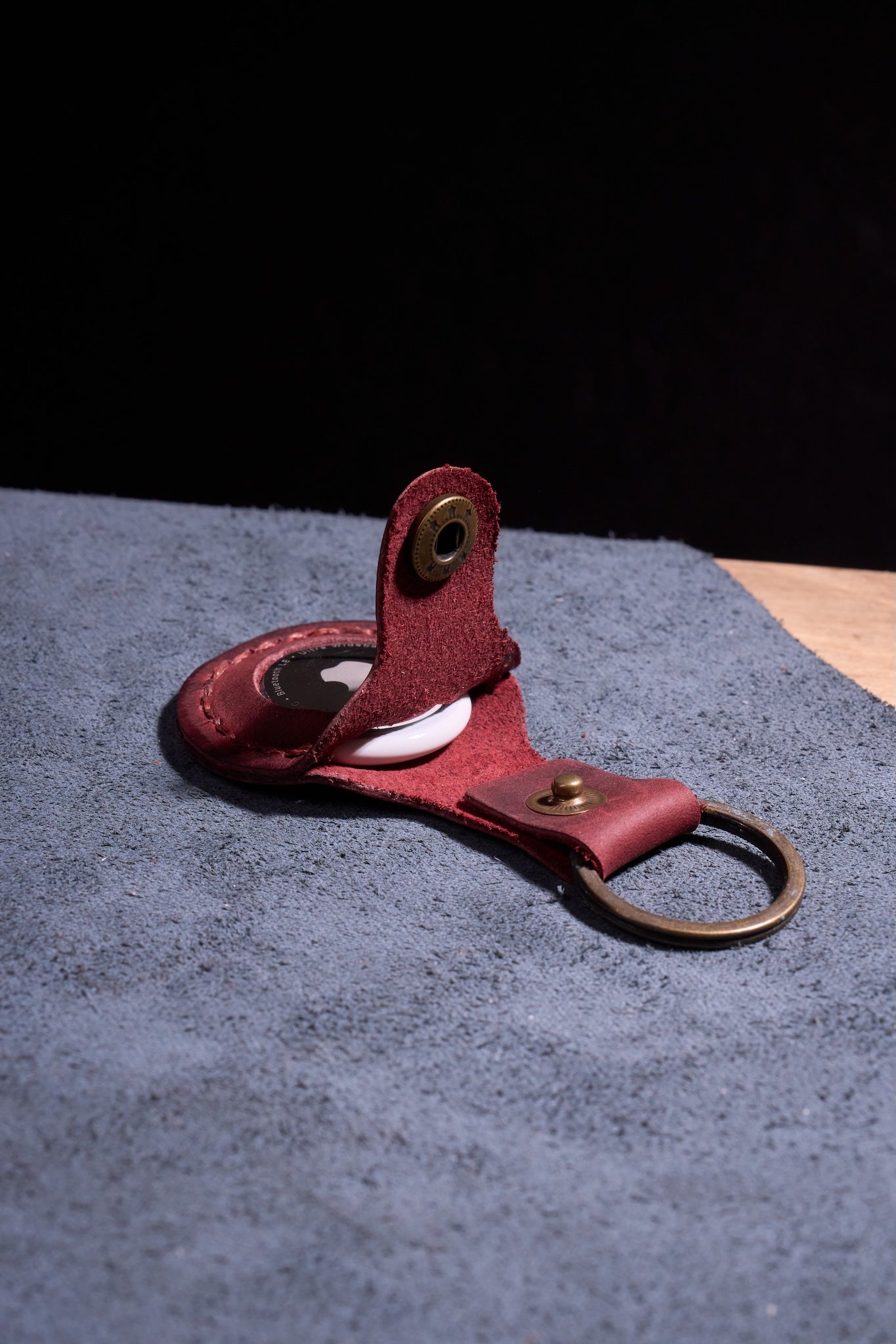 Bordo El Yapımı Hakiki Deri Airtag Anahtarlık, %100 El İşçiliğiyle Üretilmiş Dayanıklı Gerçek Deri Kılıf, Apple AirTag ile Uyumlu, Günlük Kullanım İçin Birinci Sınıf Deri Aksesuar