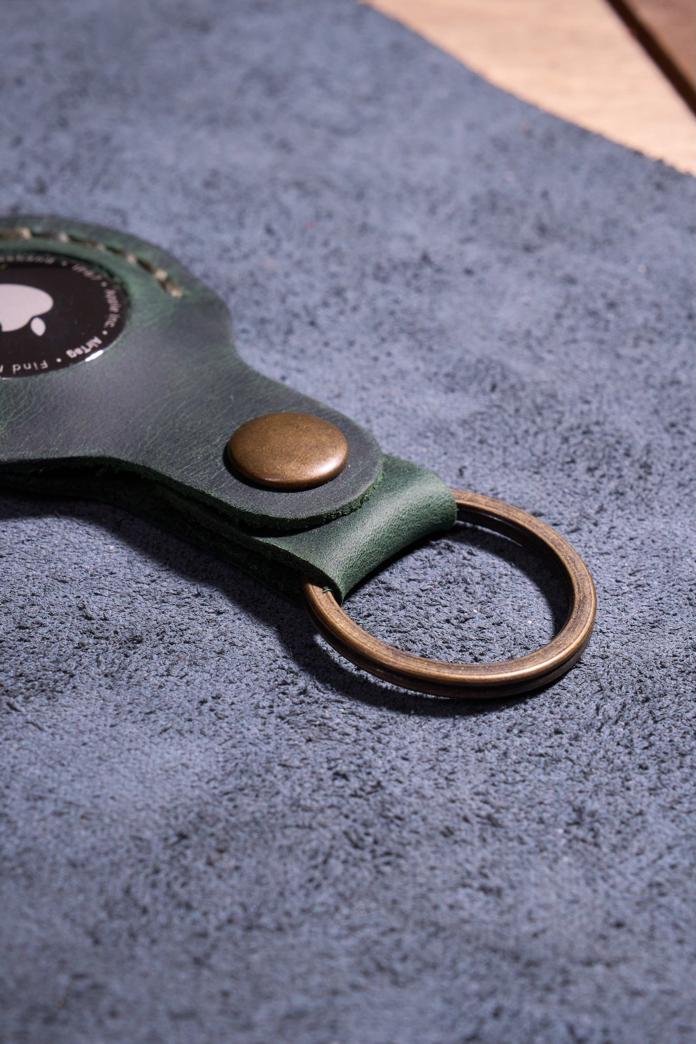 Yeşil El Yapımı Hakiki Deri Airtag Anahtarlık, %100 El İşçiliğiyle Üretilmiş Dayanıklı Gerçek Deri Kılıf, Apple AirTag ile Uyumlu, Günlük Kullanım İçin Birinci Sınıf Deri Aksesuar