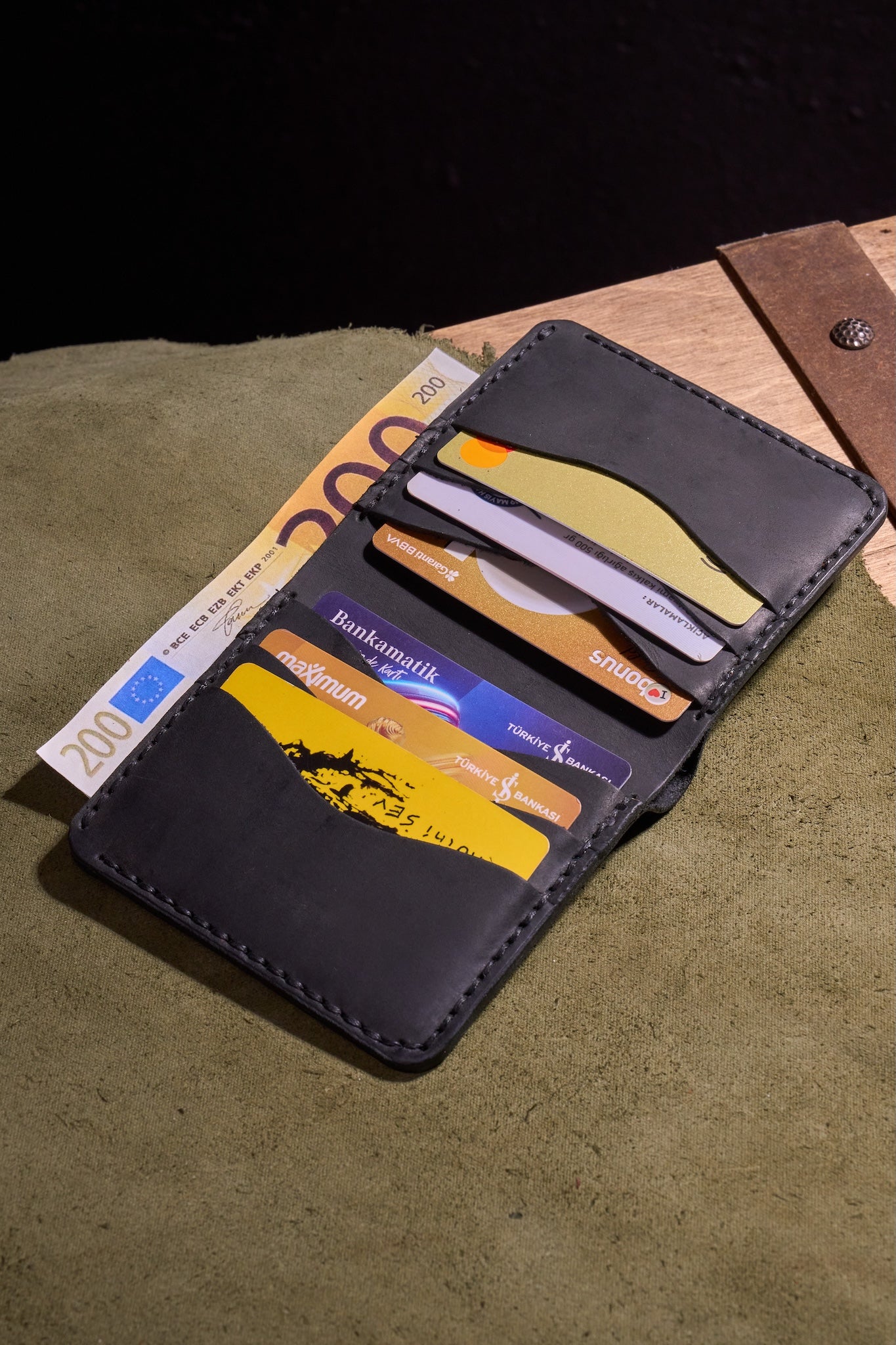 Siyah Erkekler için El Yapımı Hakiki Dana Derisi Katlanır Cüzdan – %100 Hakiki Deri, El Dikişli, Makine Kullanılmadan Üretilmiş, Dayanıklı Kart ve Nakit Bölmesi, Birinci Sınıf Günlük Cüzdan ve Hediyelik