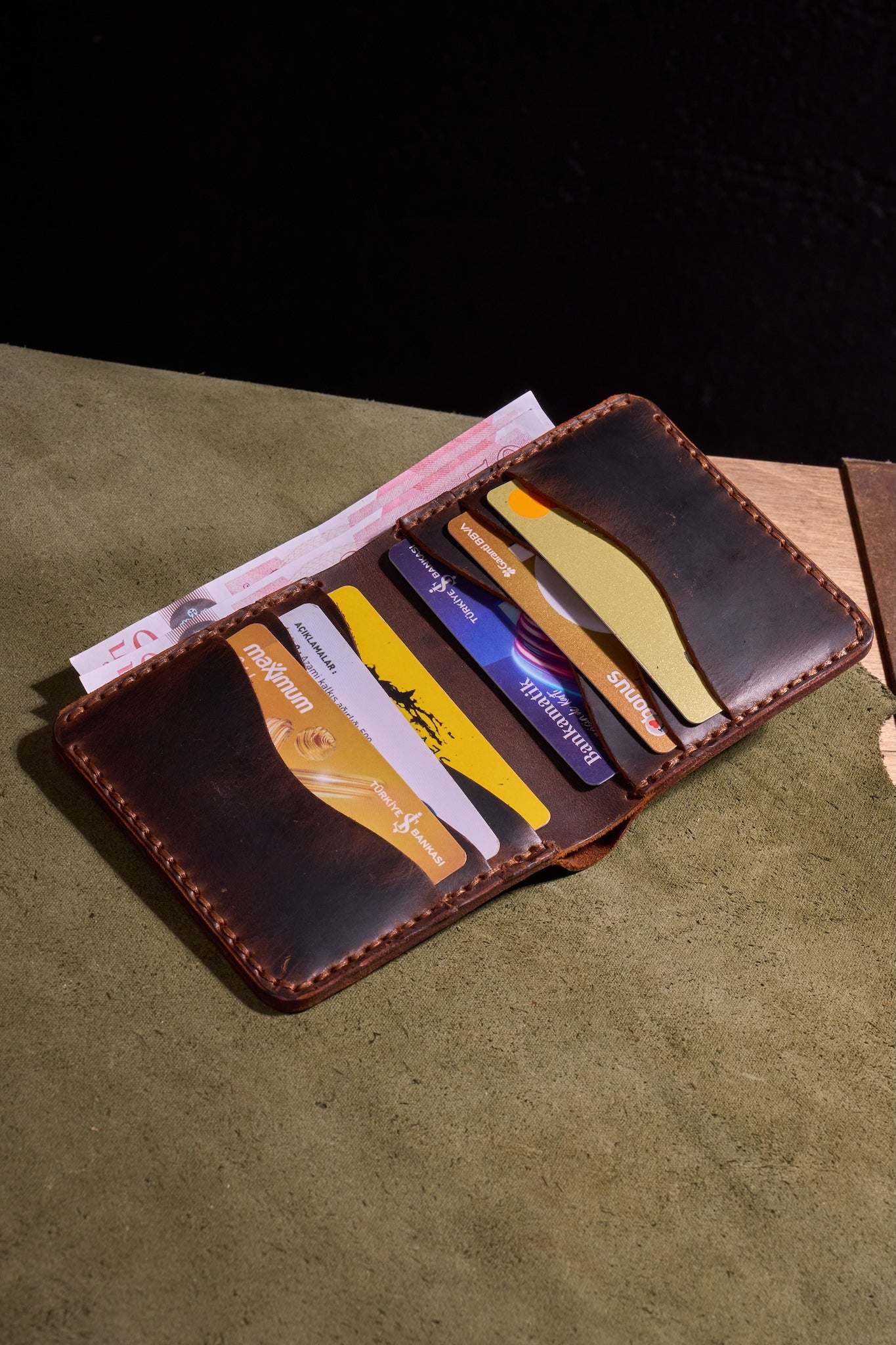 Taba Erkekler için El Yapımı Hakiki Dana Derisi Katlanır Cüzdan – %100 Hakiki Deri, El Dikişli, Makine Kullanılmadan Üretilmiş, Dayanıklı Kart ve Nakit Bölmesi, Birinci Sınıf Günlük Cüzdan ve Hediyelik