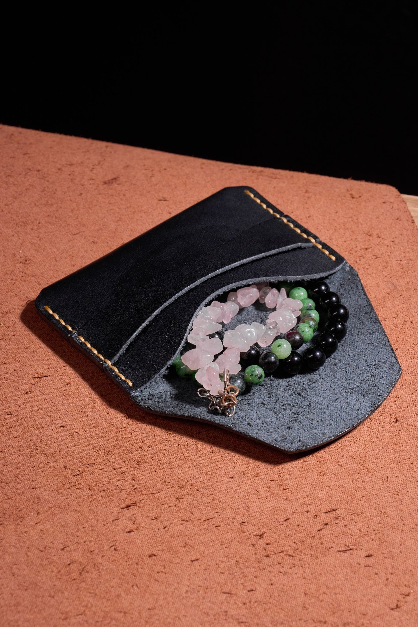 Siyah El Yapımı dana derisi çok fonksiyonlu kartlık box– Premium El Yapımı Minimalist Bozuk Para, Nakit ve Kartlar için Çok Amaçlı Ceplik. Takı, USB, SD Kartlar ve Küçük Eşyalar İçin