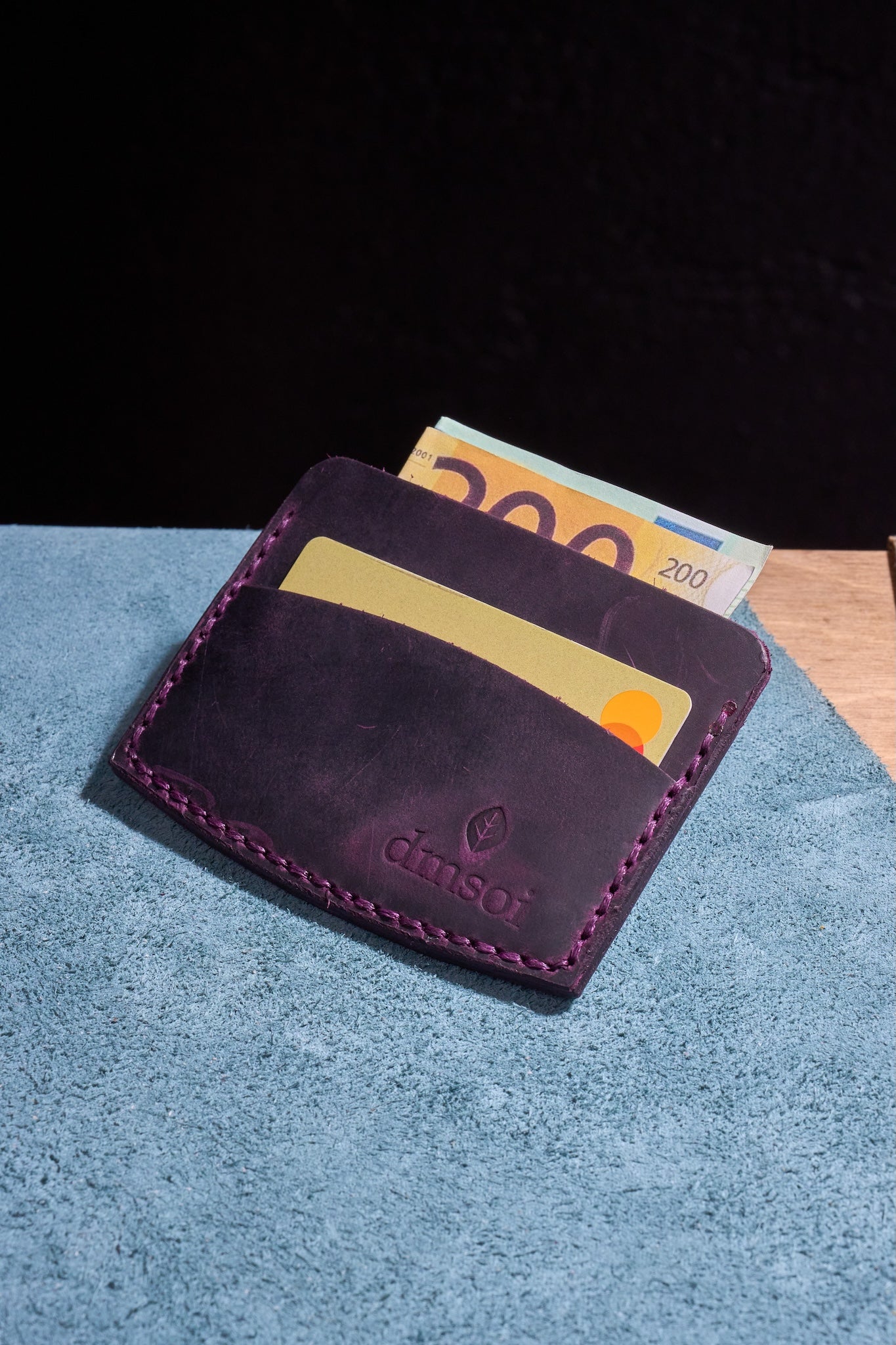 Mor El Yapımı Minimalist Deri Kartlık Cüzdan – %100 Dana Derisi – Erkekler ve Kadınlar İçin Birinci Sınıf İnce El Yapımı Cüzdan – Makine Kullanılmadan Üretilmiş El İşçiliği – Dayanıklı Günlük Kullanım Kartlığı