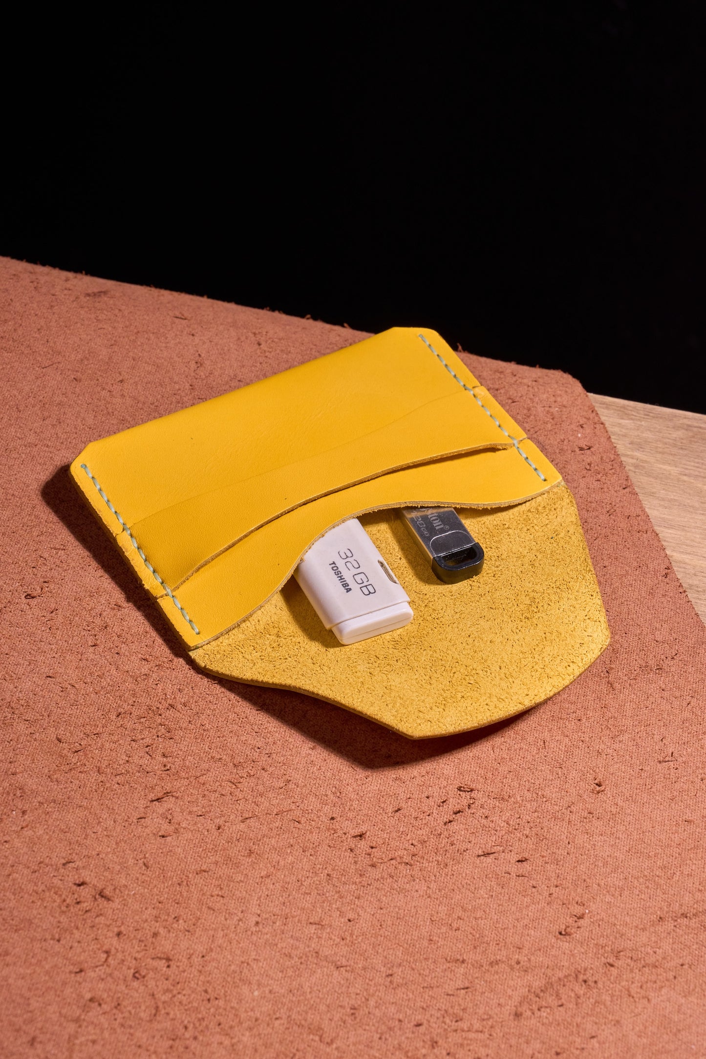 Sarı El Yapımı dana derisi çok fonksiyonlu kartlık box– Premium El Yapımı Minimalist Bozuk Para, Nakit ve Kartlar için Çok Amaçlı Ceplik. Takı, USB, SD Kartlar ve Küçük Eşyalar İçin