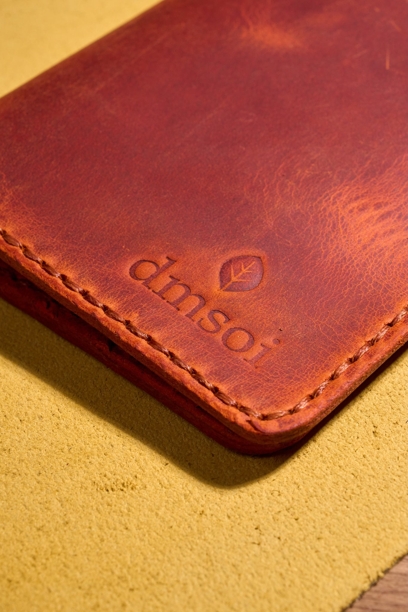 Turuncu Kiremit El Yapımı Deri Erkek Cüzdanı – Özenle Üretilmiş, Hediye ve Günlük Kullanım İçin İdeal