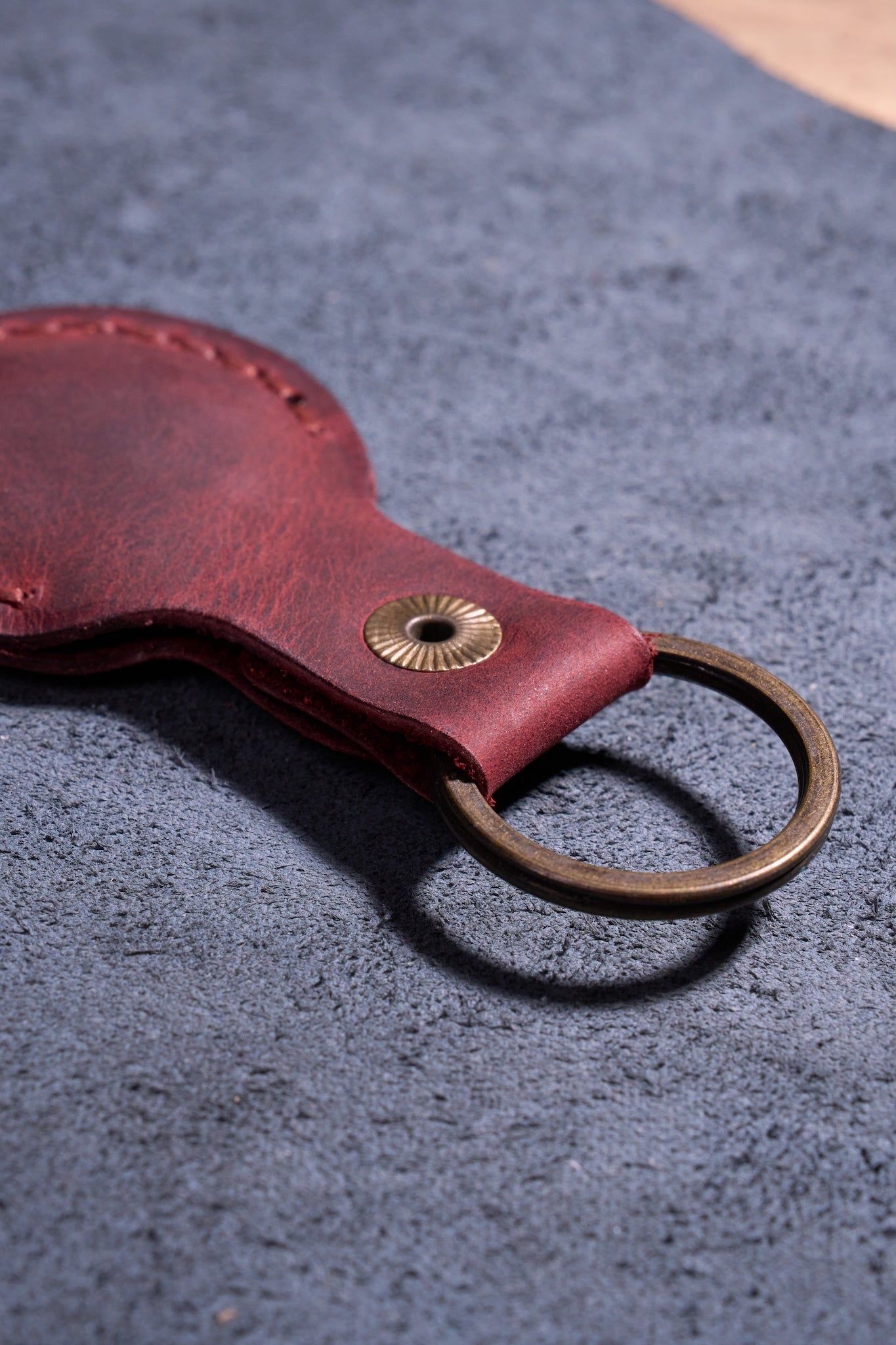 Bordo El Yapımı Hakiki Deri Airtag Anahtarlık, %100 El İşçiliğiyle Üretilmiş Dayanıklı Gerçek Deri Kılıf, Apple AirTag ile Uyumlu, Günlük Kullanım İçin Birinci Sınıf Deri Aksesuar