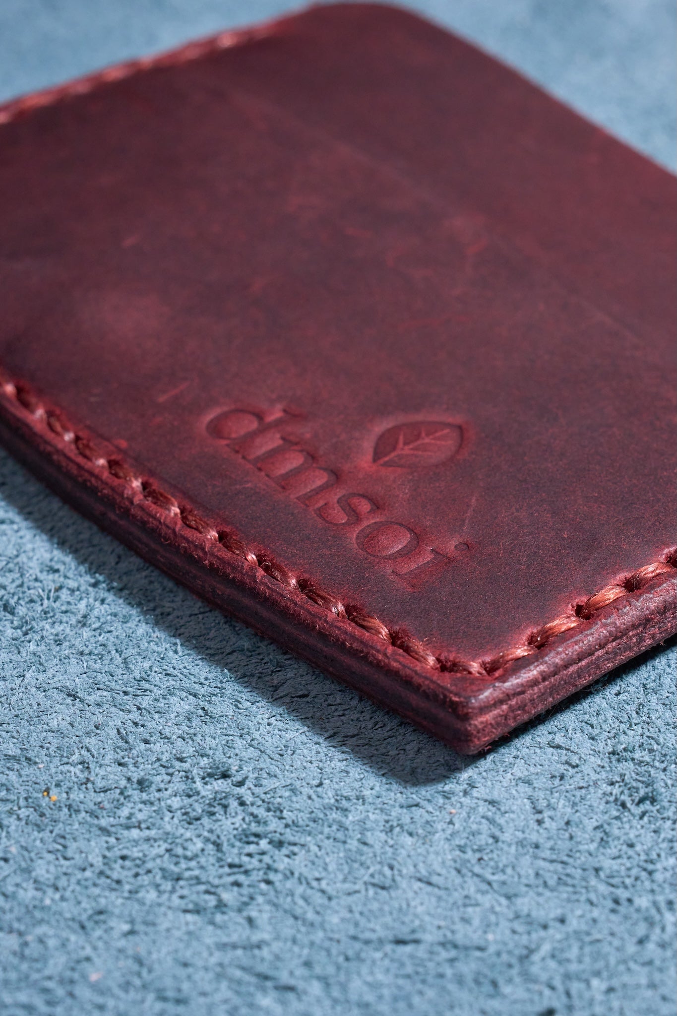 Bordo El Yapımı Minimalist Deri Kartlık Cüzdan – %100 Dana Derisi – Erkekler ve Kadınlar İçin Birinci Sınıf İnce El Yapımı Cüzdan – Makine Kullanılmadan Üretilmiş El İşçiliği – Dayanıklı Günlük Kullanım Kartlığı