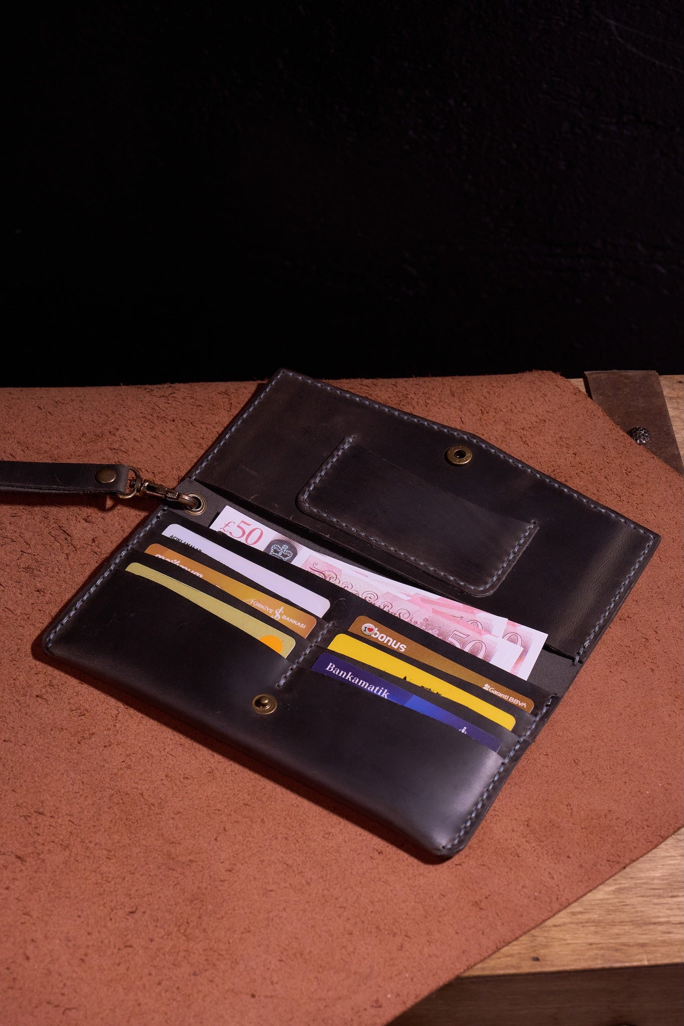 Gri Erkek veya Kadın için Kulplu Cüzdan, Birinci Sınıf El Yapımı Hakiki Deri – 6  Kredi Kart / Kimlik Yuvası, Uzun, Şık ve Dayanıklı Katlanabilir Cüzdan, İş, Seyahat, Hediye ve Tüm ihtiyaçlarınız için Günlük Kullanım