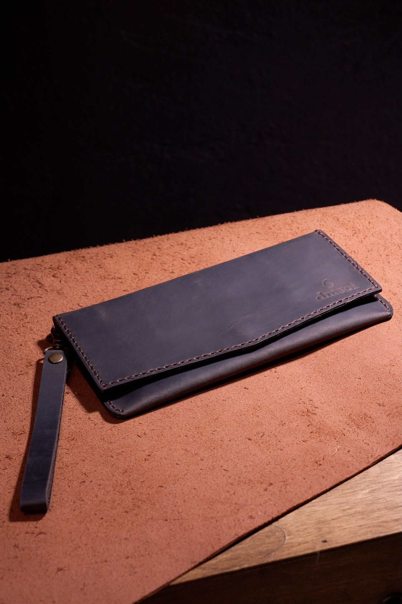 Kahve Erkek veya Kadın için Kulplu Cüzdan, Birinci Sınıf El Yapımı Hakiki Deri – 6  Kredi Kart / Kimlik Yuvası, Uzun, Şık ve Dayanıklı Katlanabilir Cüzdan, İş, Seyahat, Hediye ve Tüm ihtiyaçlarınız için Günlük Kullanım