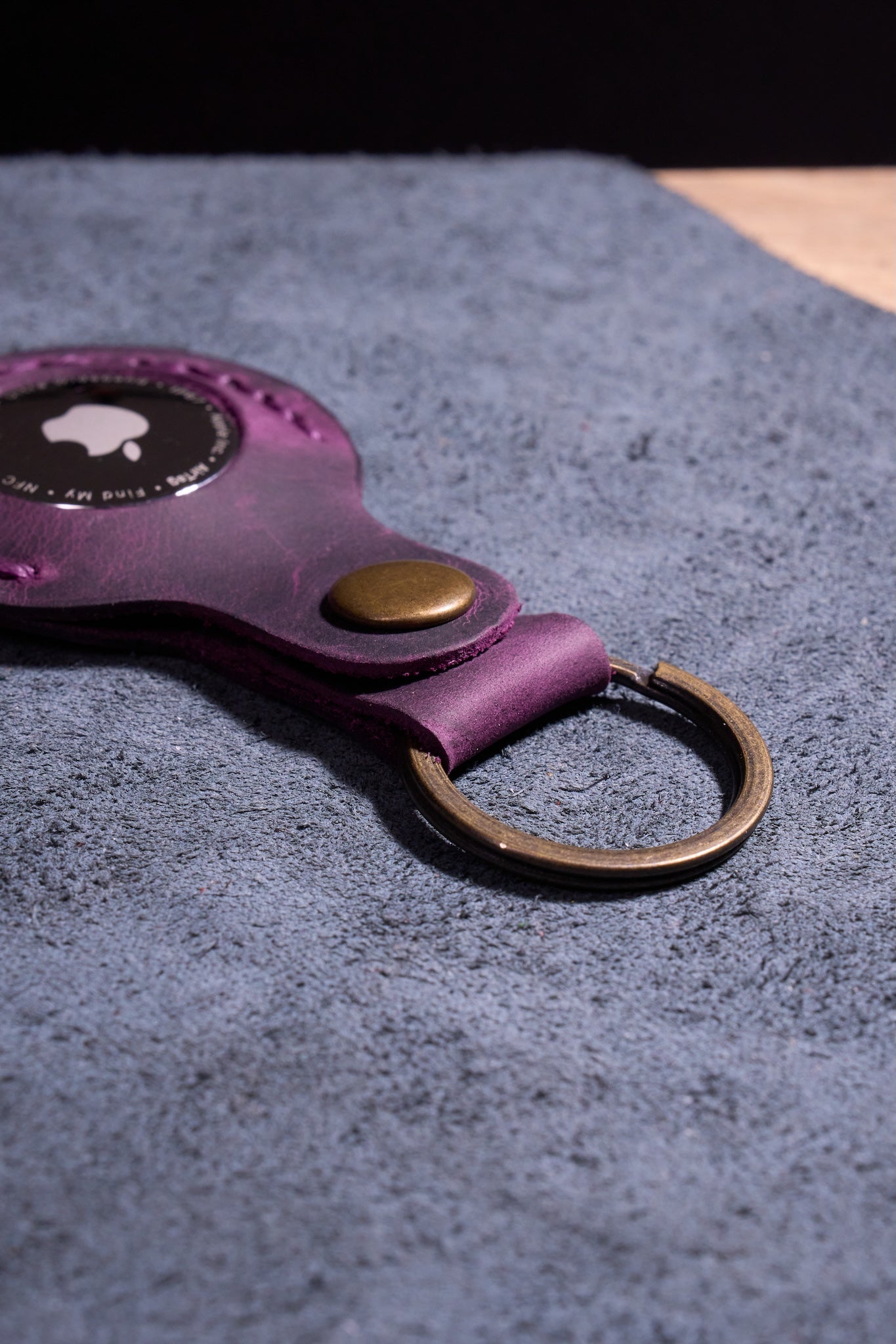 Mor El Yapımı Hakiki Deri Airtag Anahtarlık, %100 El İşçiliğiyle Üretilmiş Dayanıklı Gerçek Deri Kılıf, Apple AirTag ile Uyumlu, Günlük Kullanım İçin Birinci Sınıf Deri Aksesuar