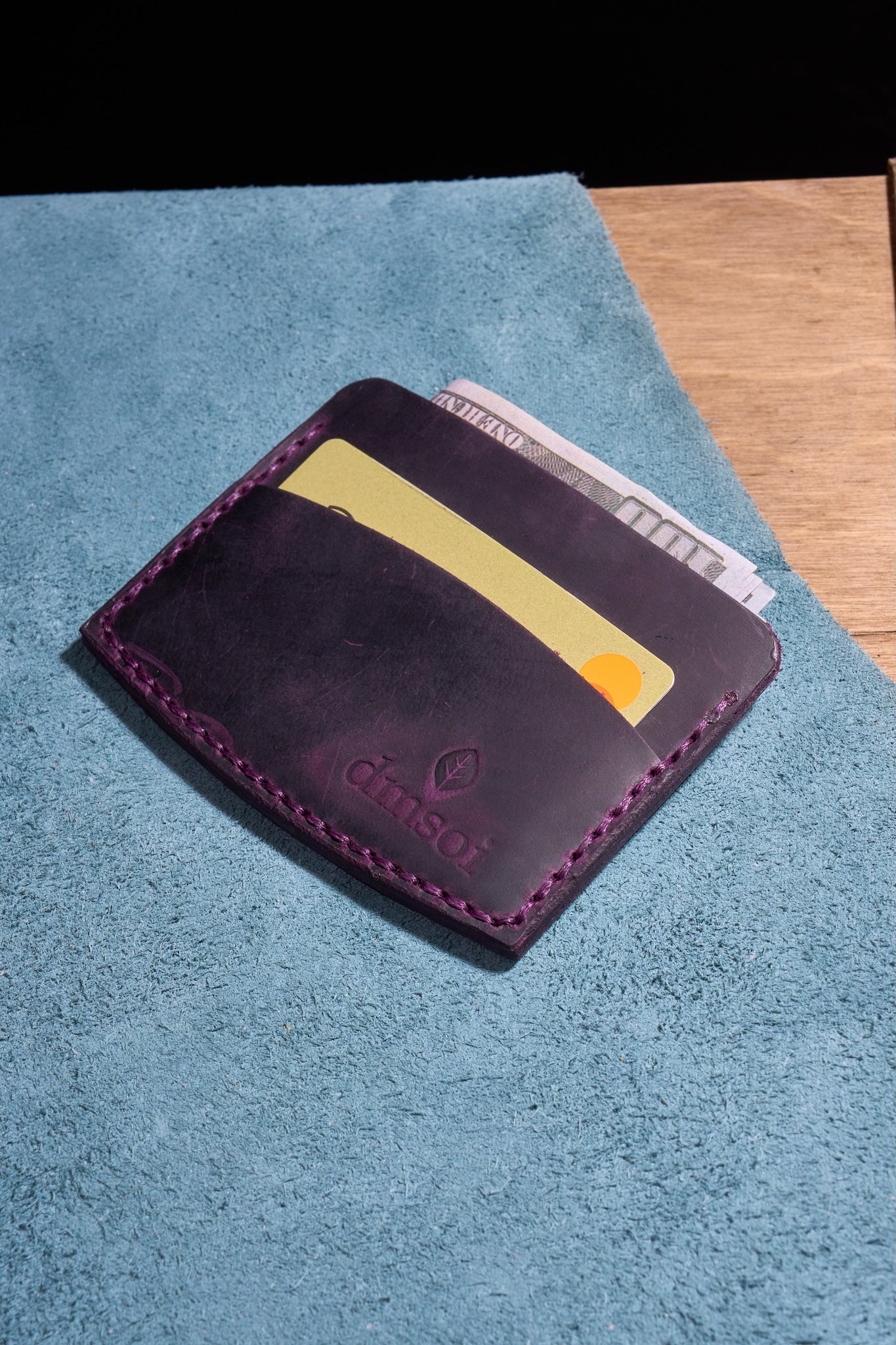 Mor El Yapımı Minimalist Deri Kartlık Cüzdan – %100 Dana Derisi – Erkekler ve Kadınlar İçin Birinci Sınıf İnce El Yapımı Cüzdan – Makine Kullanılmadan Üretilmiş El İşçiliği – Dayanıklı Günlük Kullanım Kartlığı
